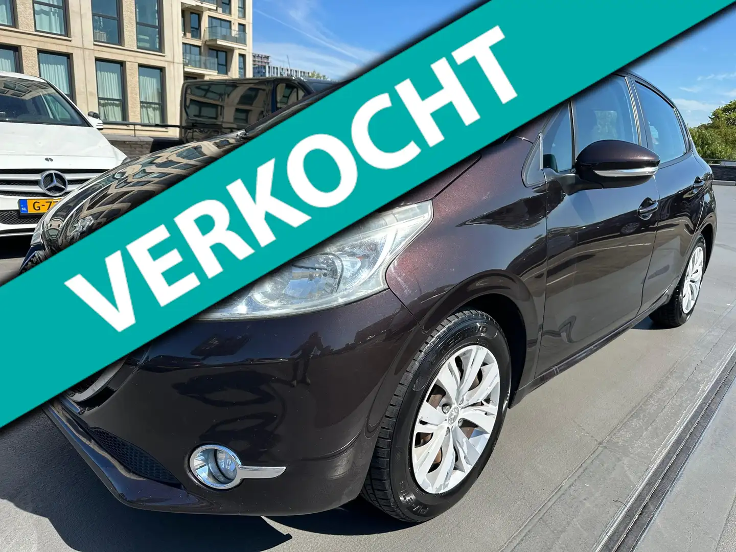 Peugeot 208 1.2 VTi Allure Pano Cruise PDC LMV Navi Schwarz - 1