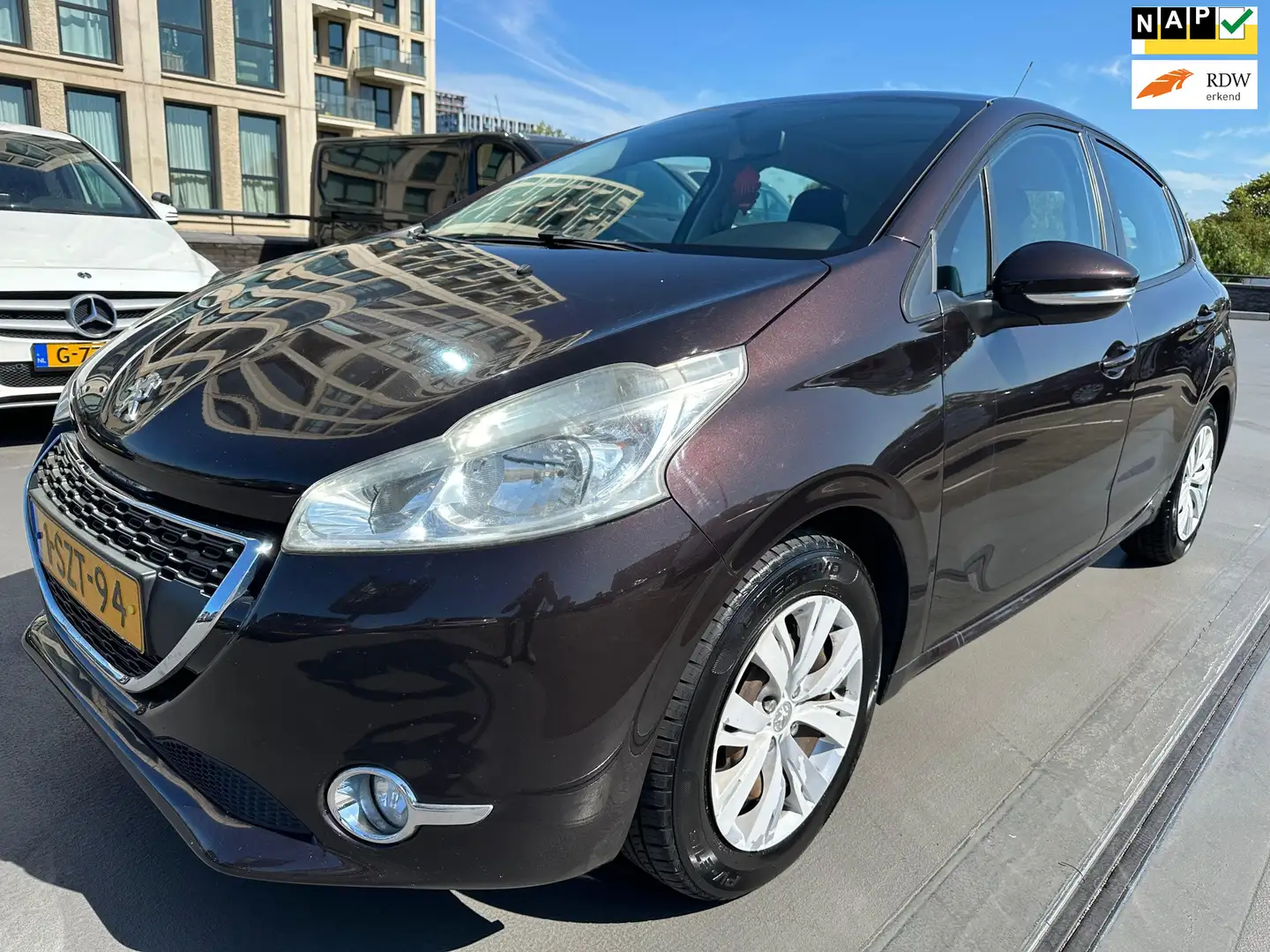 Peugeot 208 1.2 VTi Allure Pano Cruise PDC LMV Navi Noir - 1