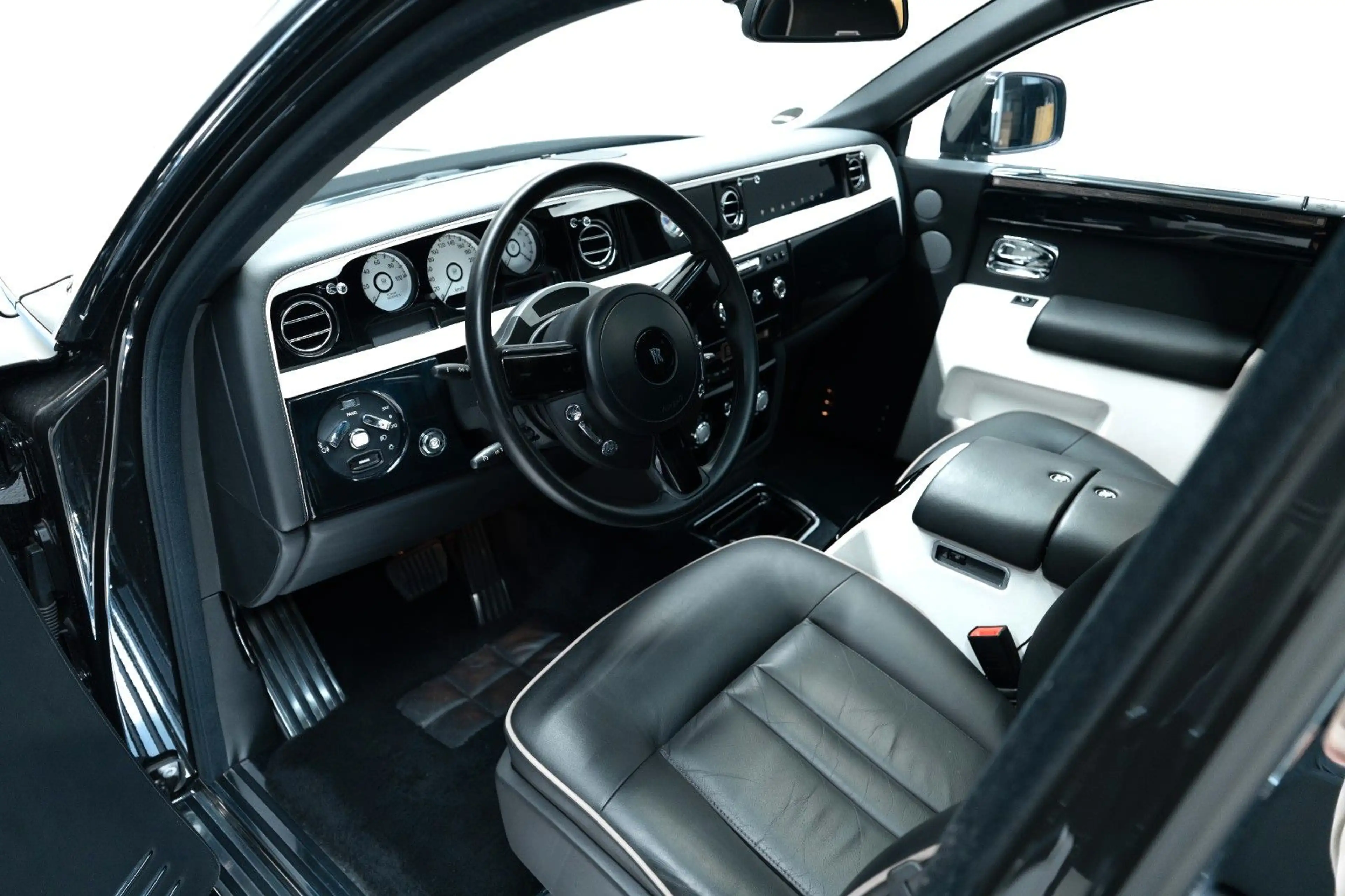 Rolls-Royce Phantom - — photo 11