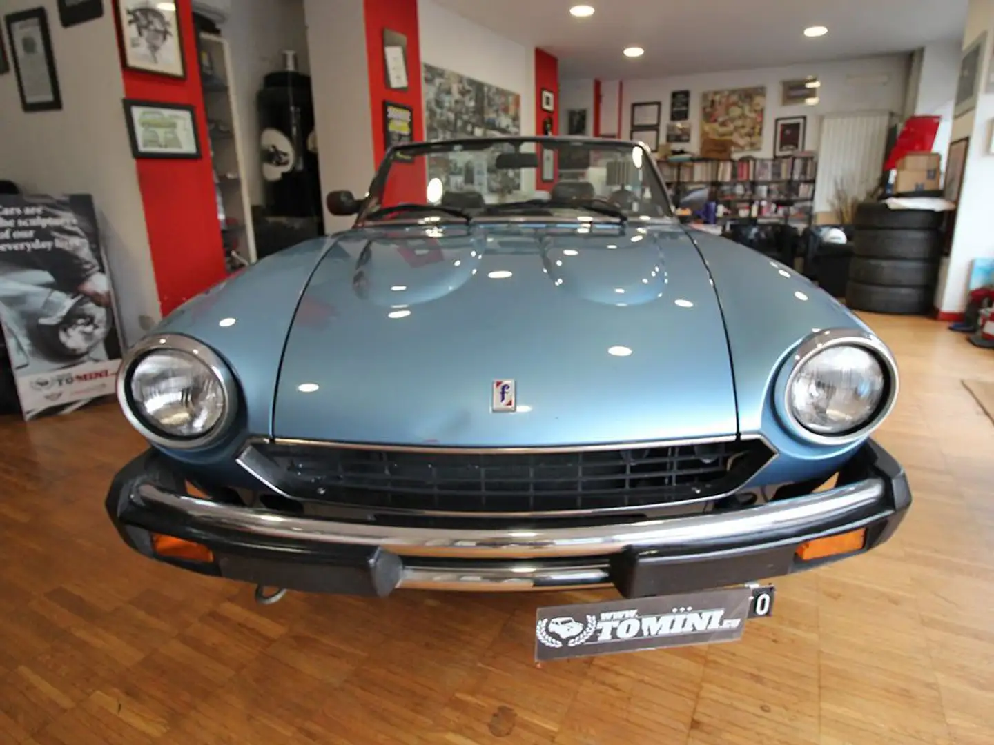 Fiat 124 Spider Europa Azzurra Pininfarina 2000 i.e. Azzurra DS Azul - 2