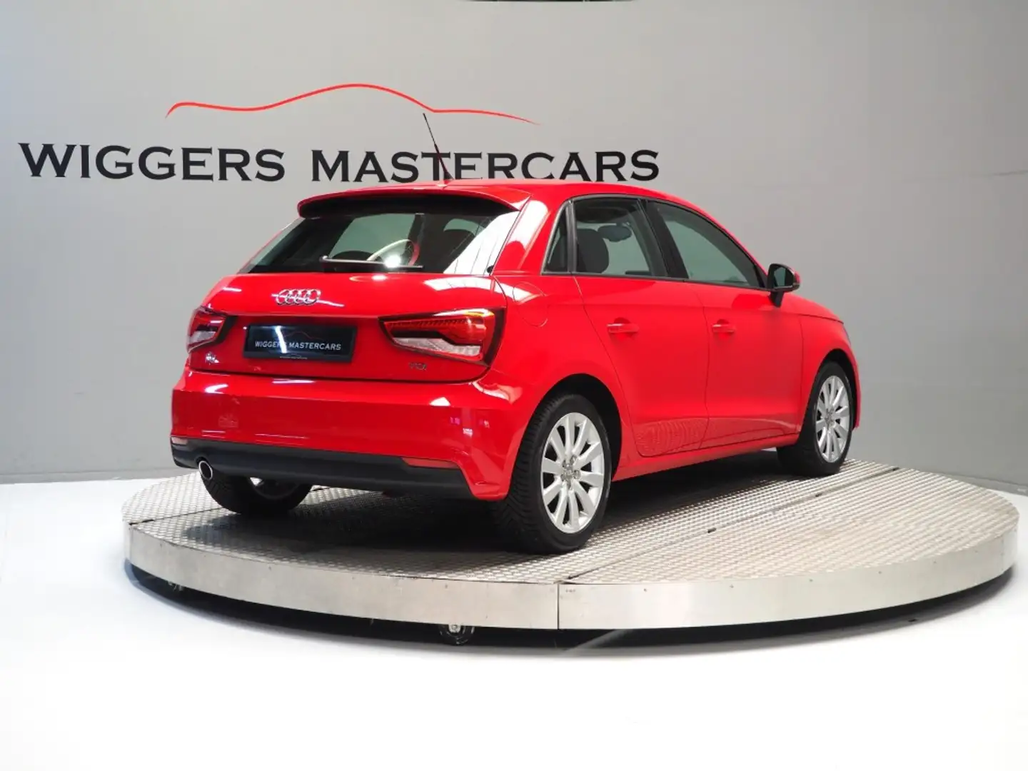 Audi A1 1.4 TDI 90 PK , Navigatie, Stoelverw, Parkeersenso Rood - 2