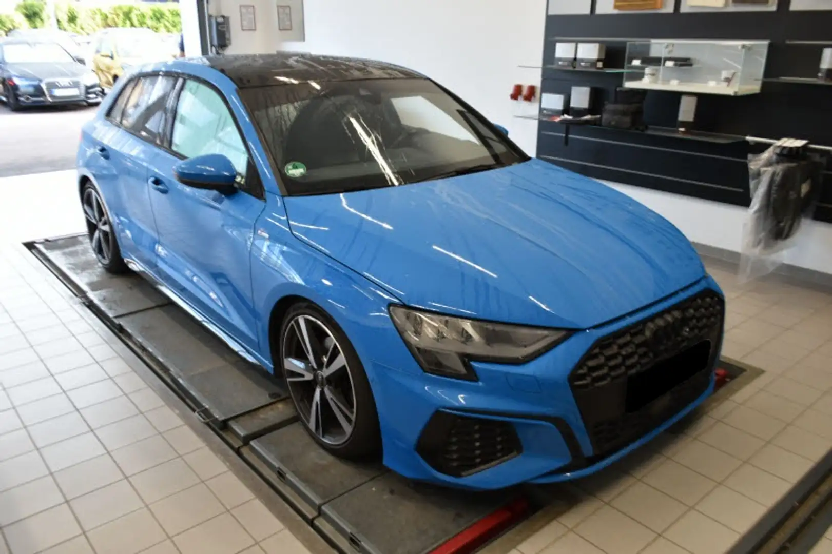 Audi A3 Sportback 30 TDI S line H&R PANO STANDHZG 18" Blau - 2