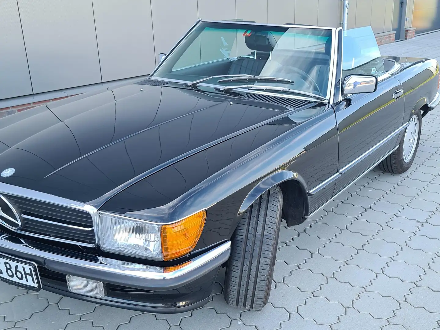 Mercedes-Benz SL 560 R107 Cabrio Schwarz - 1