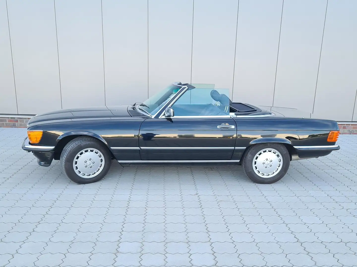 Mercedes-Benz SL 560 R107 Cabrio Schwarz - 2