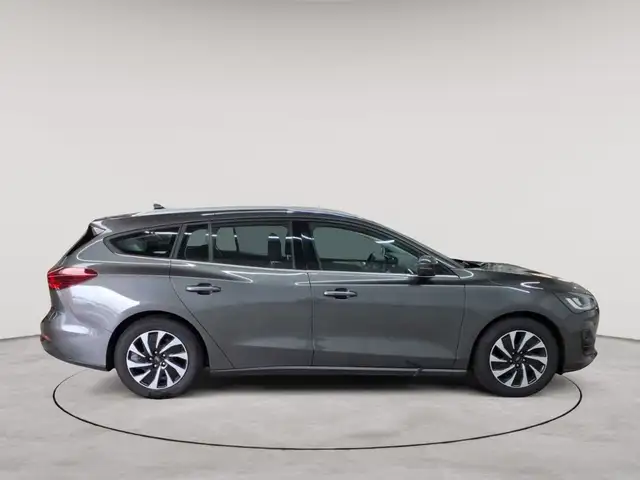 Ford Focus view 3
