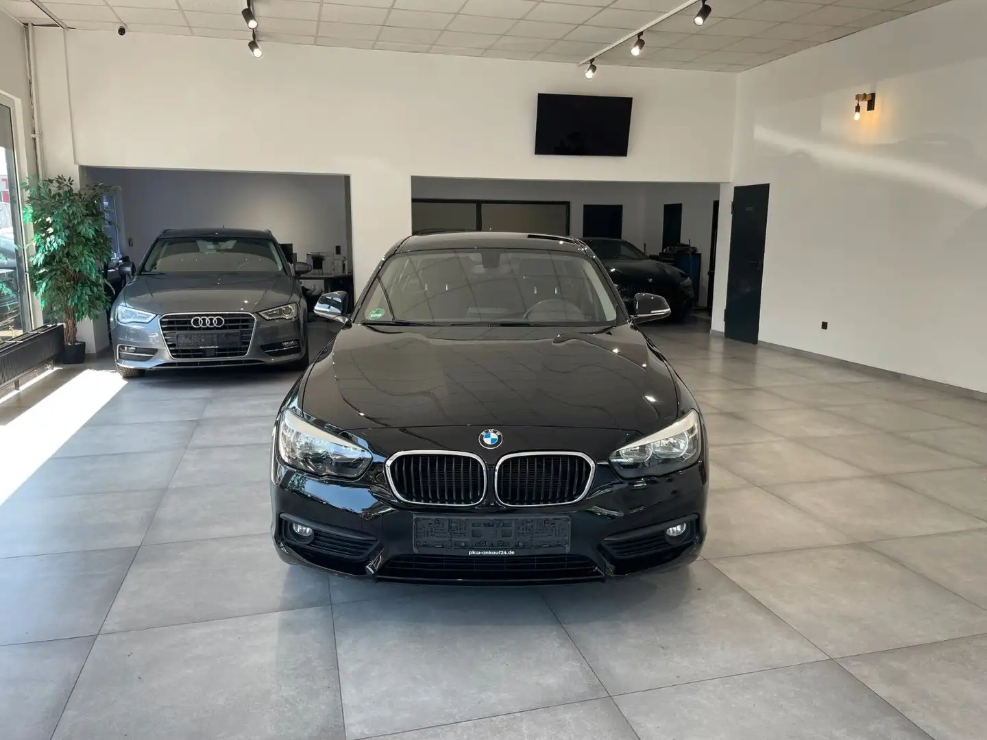 BMW 118 i Advantage Navi/Tempomat/Klimaanlage Noir - 1