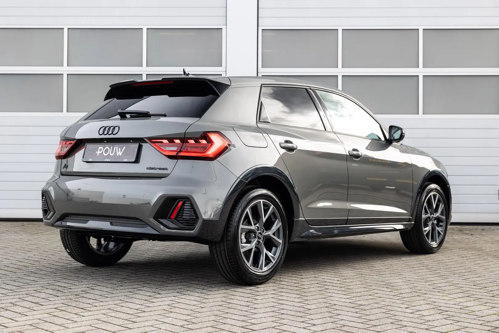 Audi A1 allstreet 30 TFSI 110pk S-tronic Advanced Edition Grijs - 2