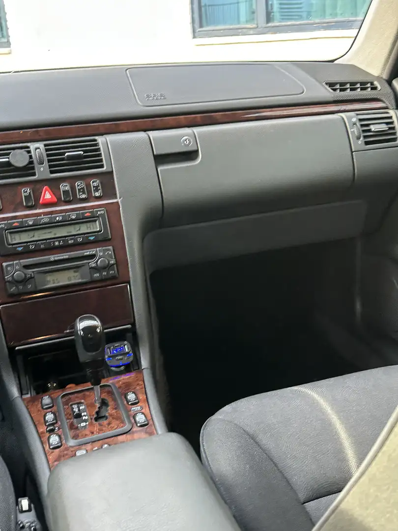 Mercedes-Benz E 240 Classic Noir - 1