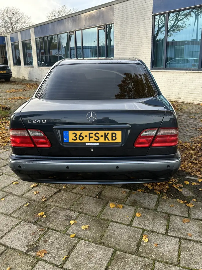 Mercedes-Benz E 240 Classic Noir - 2