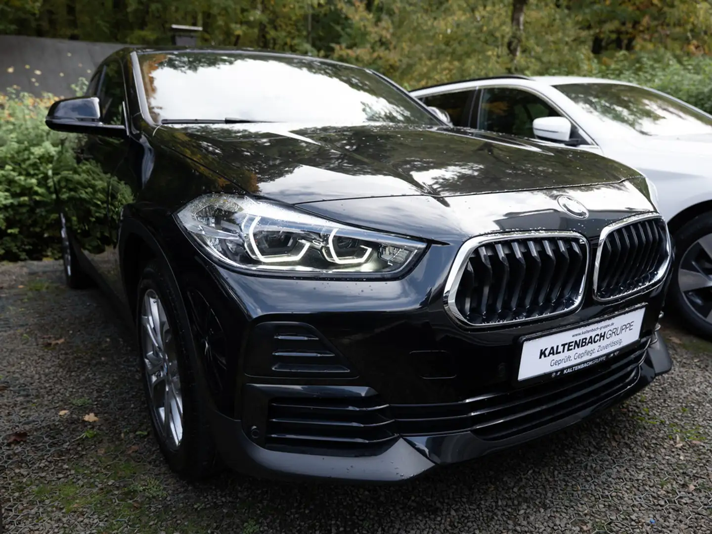 BMW X2 sDrive 20d Advantage PANO AHK LED NAVI SHZ Zwart - 2