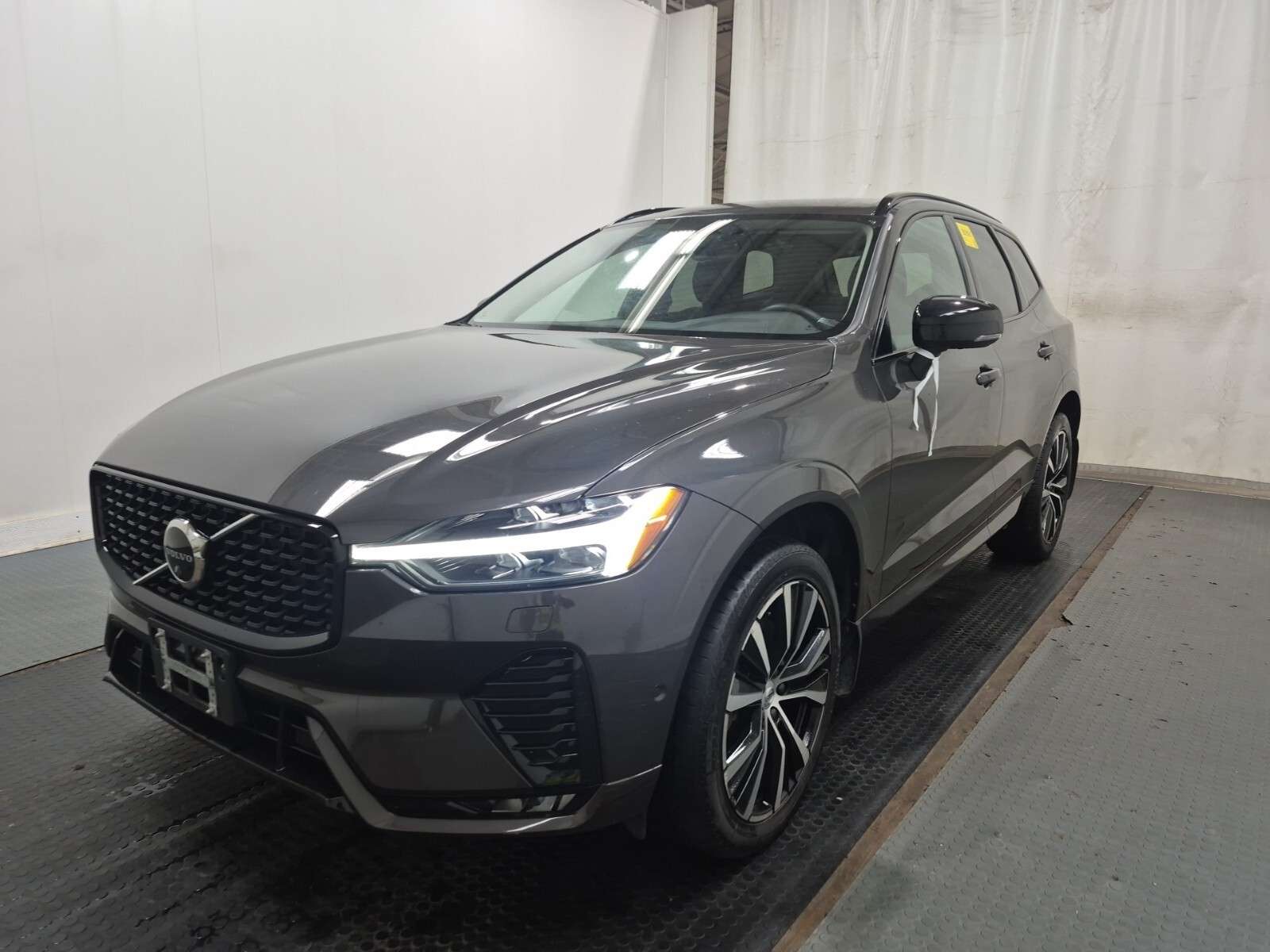 2023 Volvo XC60 B6 AWD Plus Dark Theme