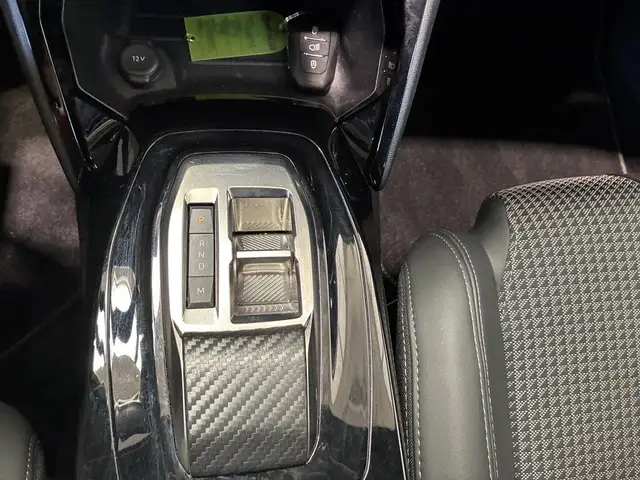 Peugeot 208 view 11