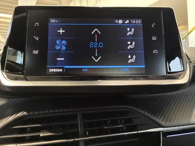 Peugeot 208 view 10
