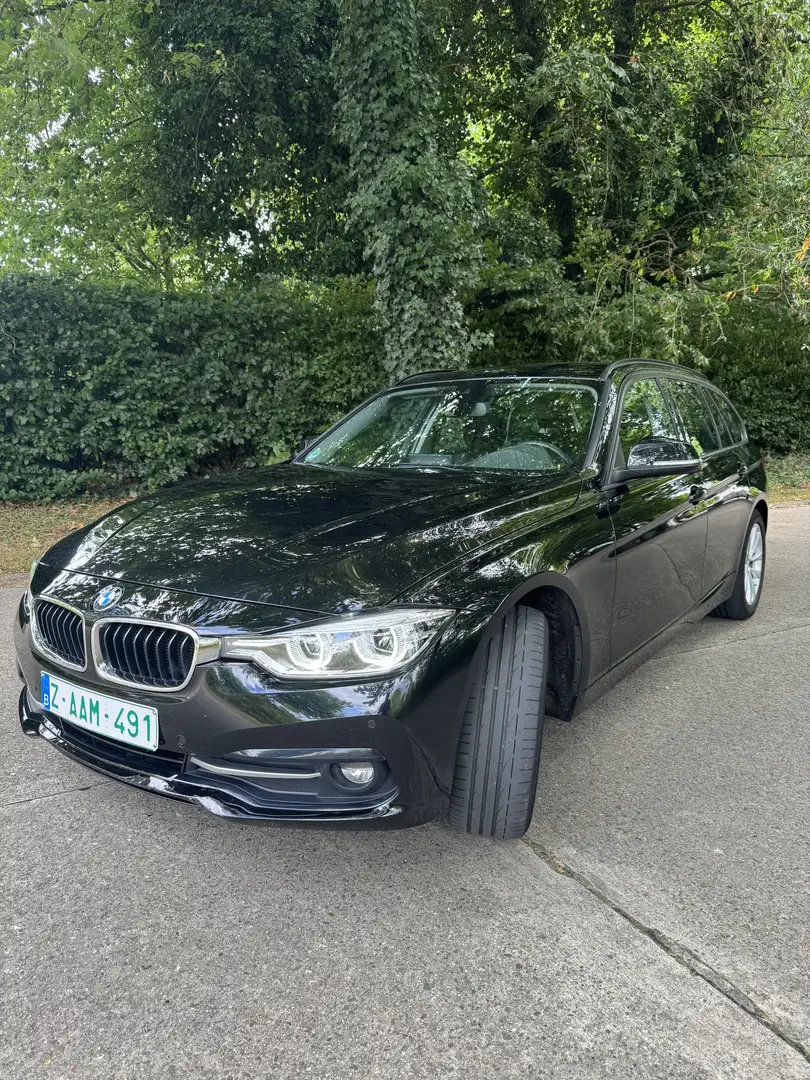 BMW 320 320d Touring xDrive Aut. Sport Line crna - 2