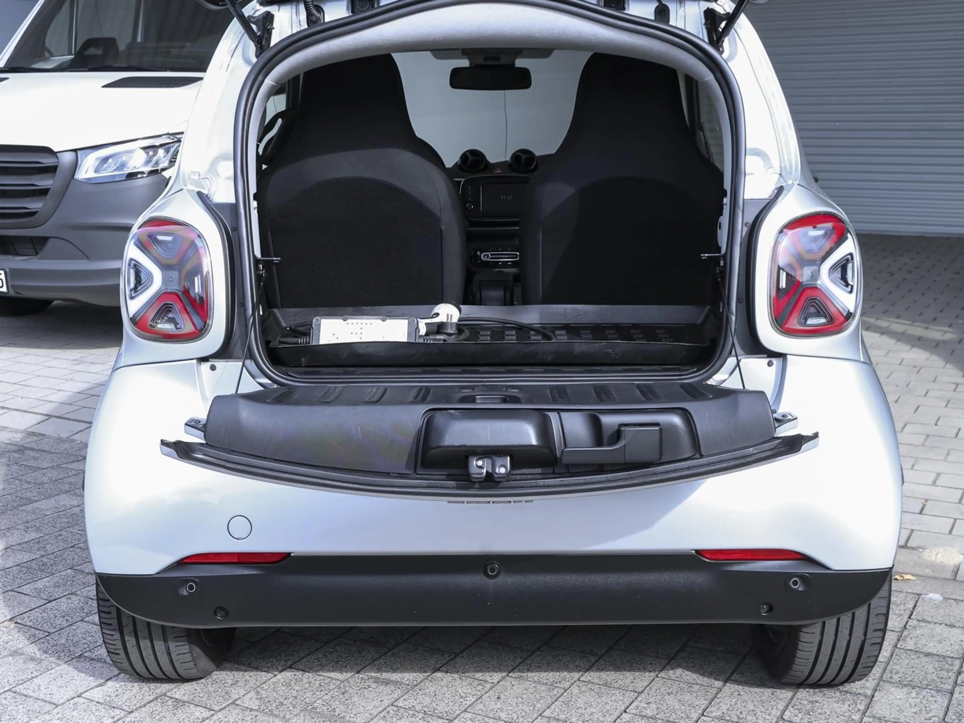 smart forTwo EQ ForTwo Pulse 22 kW-Bordlader Panorama LED — photo 9