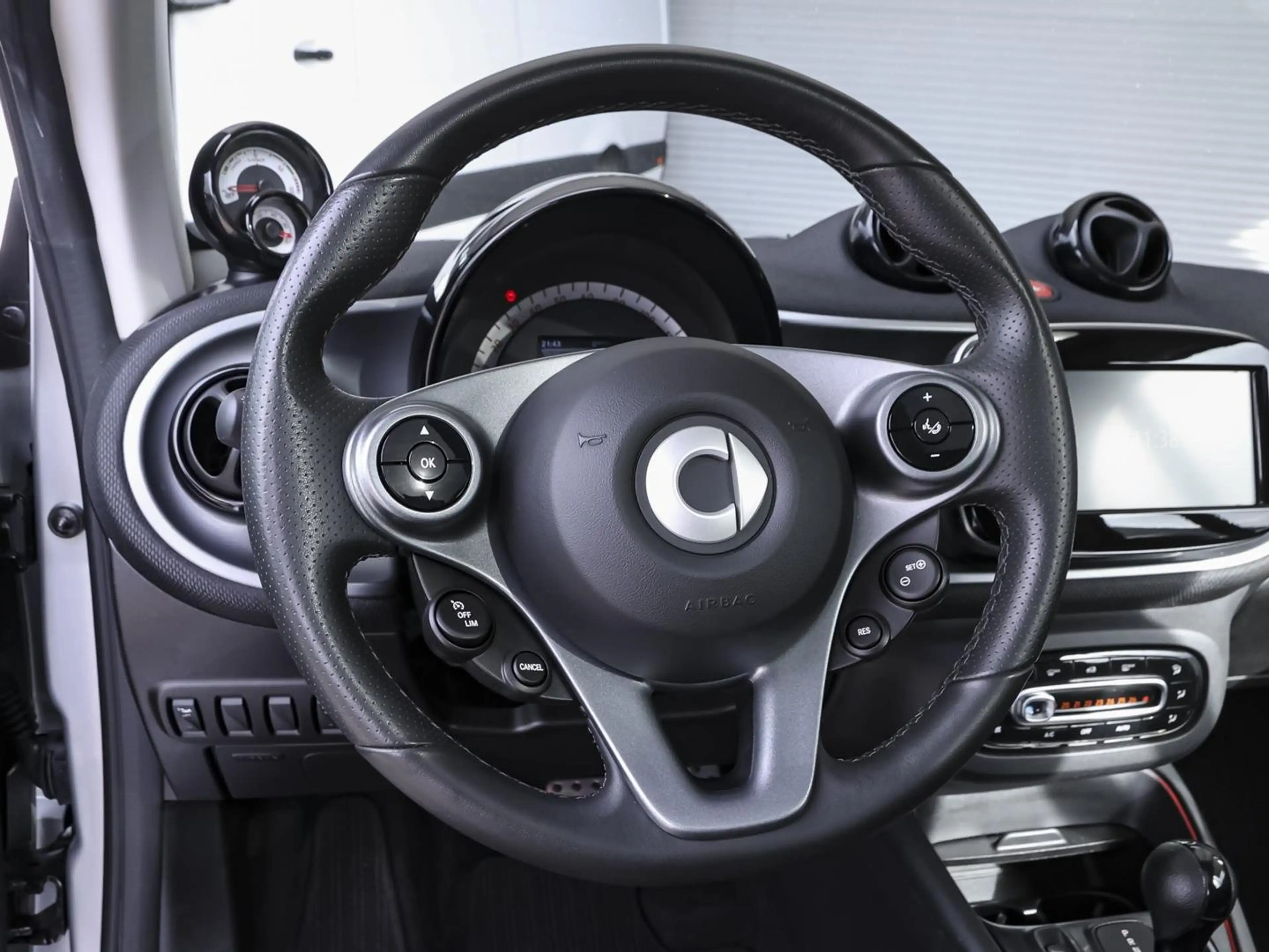 smart forTwo EQ ForTwo Pulse 22 kW-Bordlader Panorama LED — photo 14