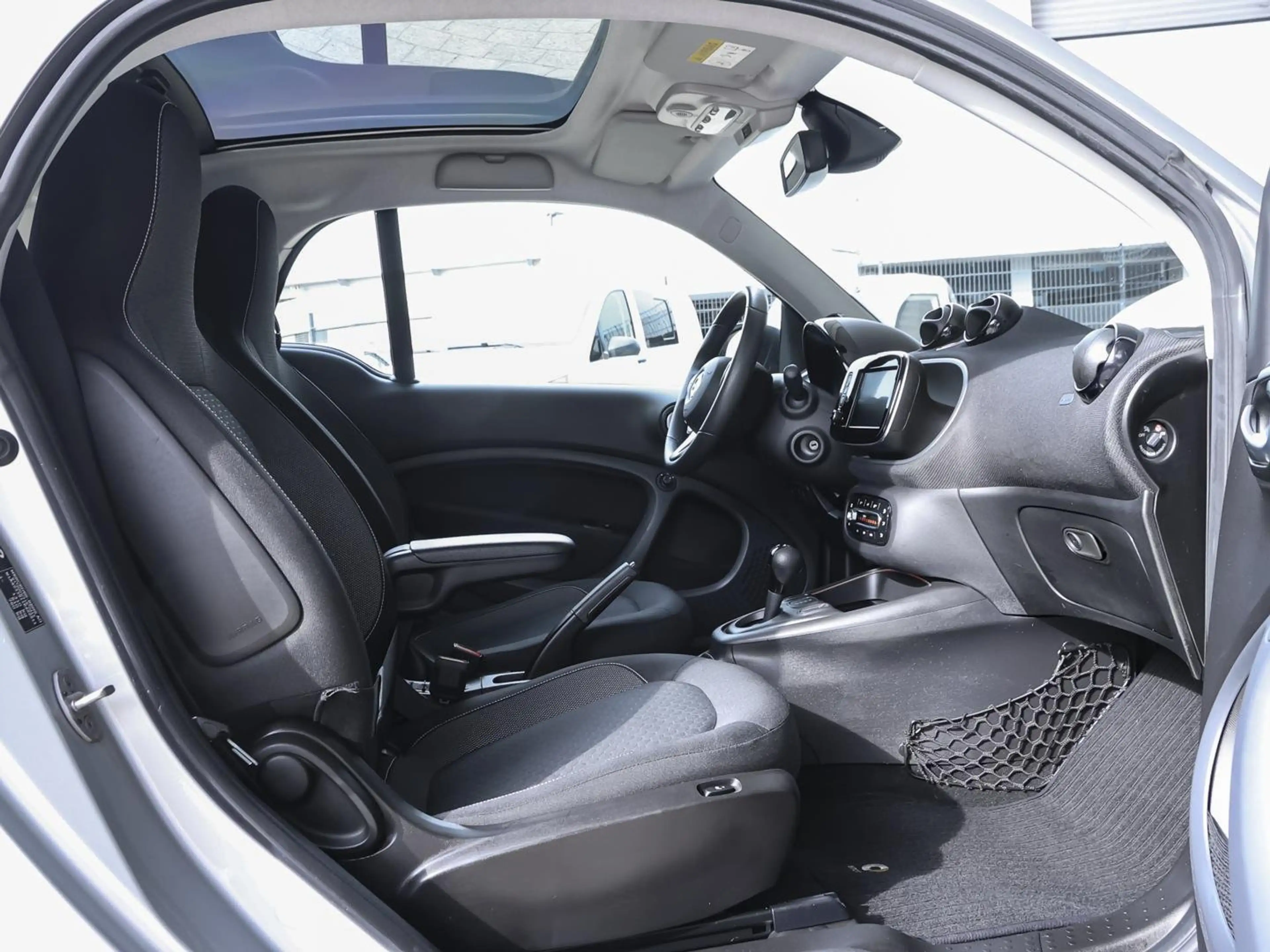 smart forTwo EQ ForTwo Pulse 22 kW-Bordlader Panorama LED — photo 6