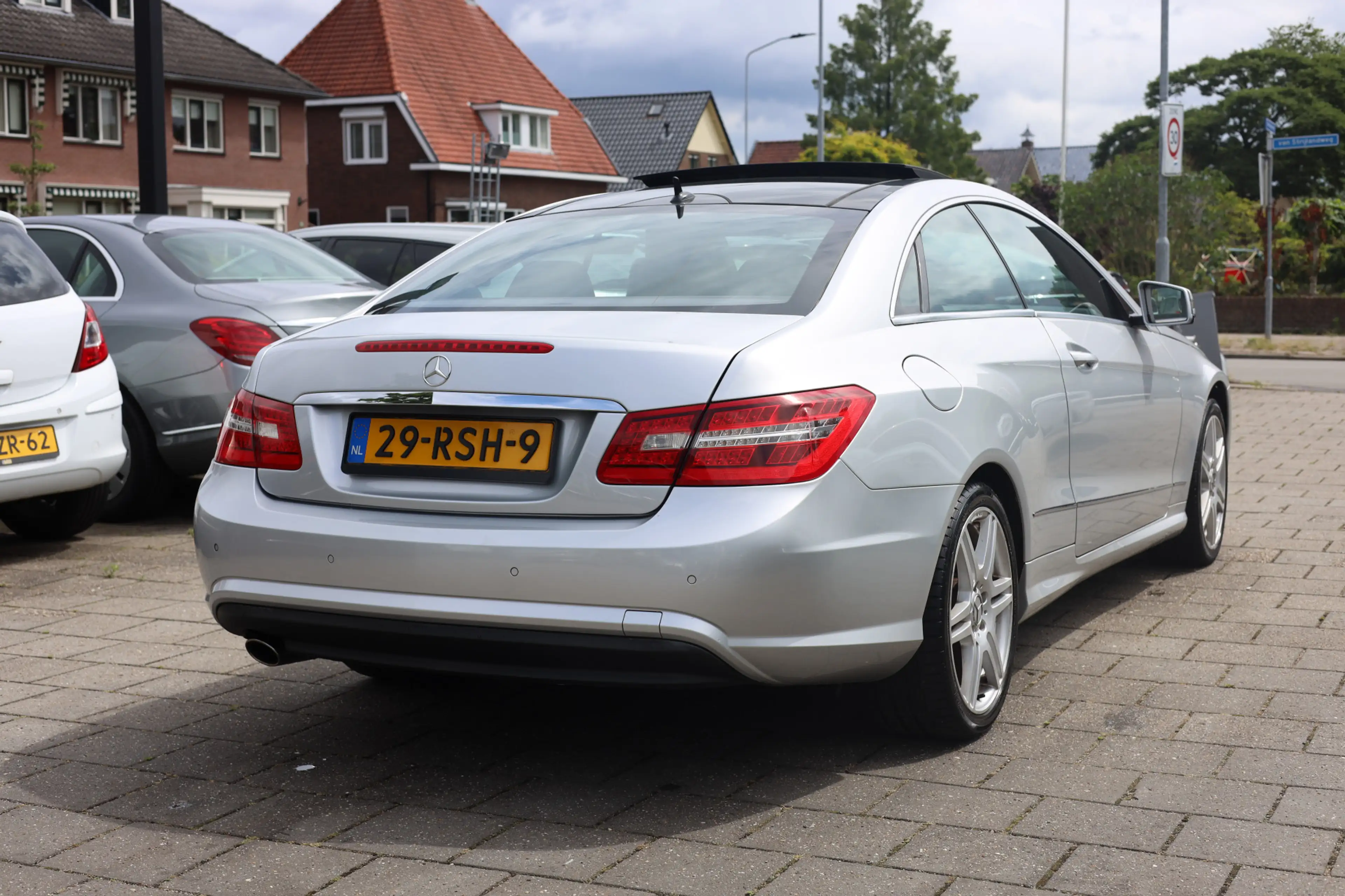 Mercedes-Benz E 250 Coupé CGI AVANTGARDE | AUT | PANO | NL AUTO — photo 2