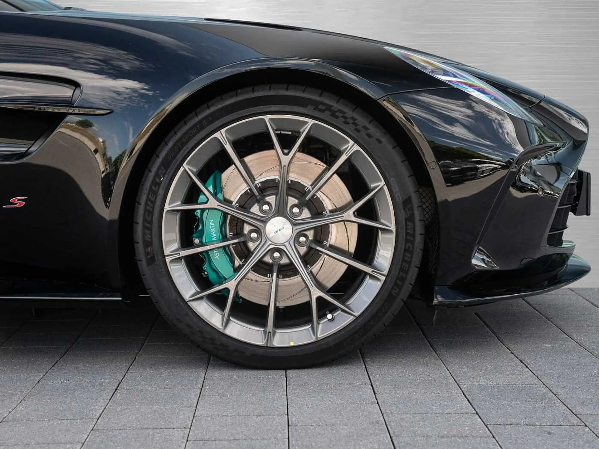 애스턴마틴 밴티지 V8 Coupe 2026 검정 사진 3