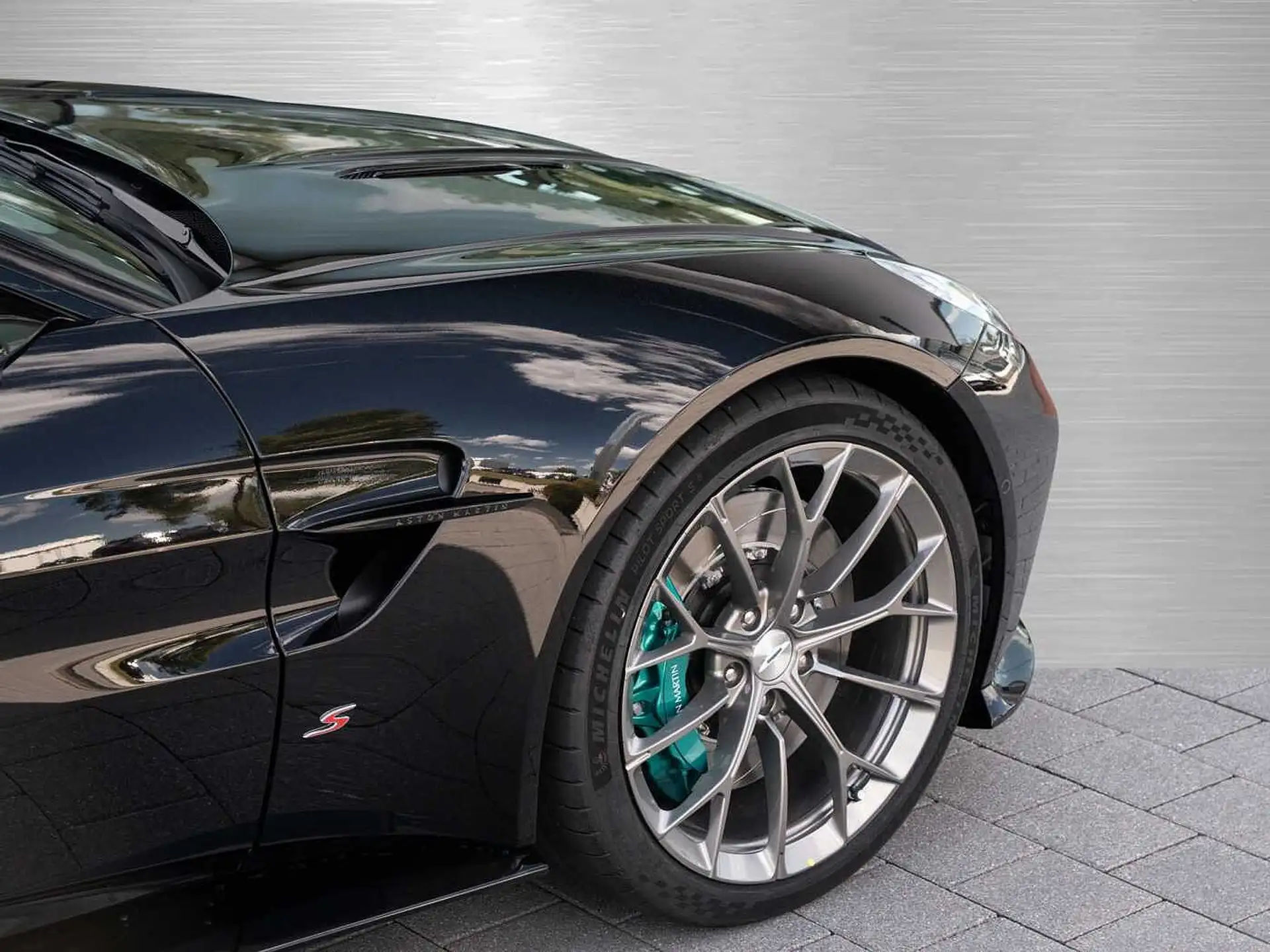 애스턴마틴 밴티지 V8 Coupe 2026 검정 사진 6