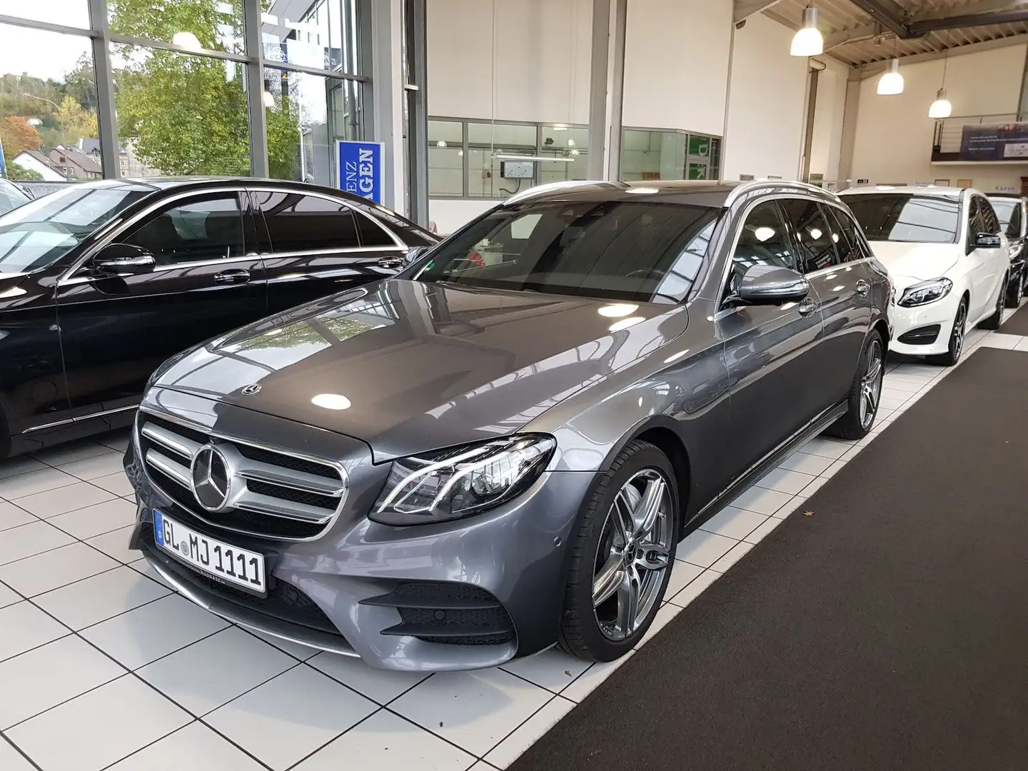 Mercedes-Benz E 350 AMG DIST MEMORY LED 4M AMBI 360 AKUST PTS Gris - 1