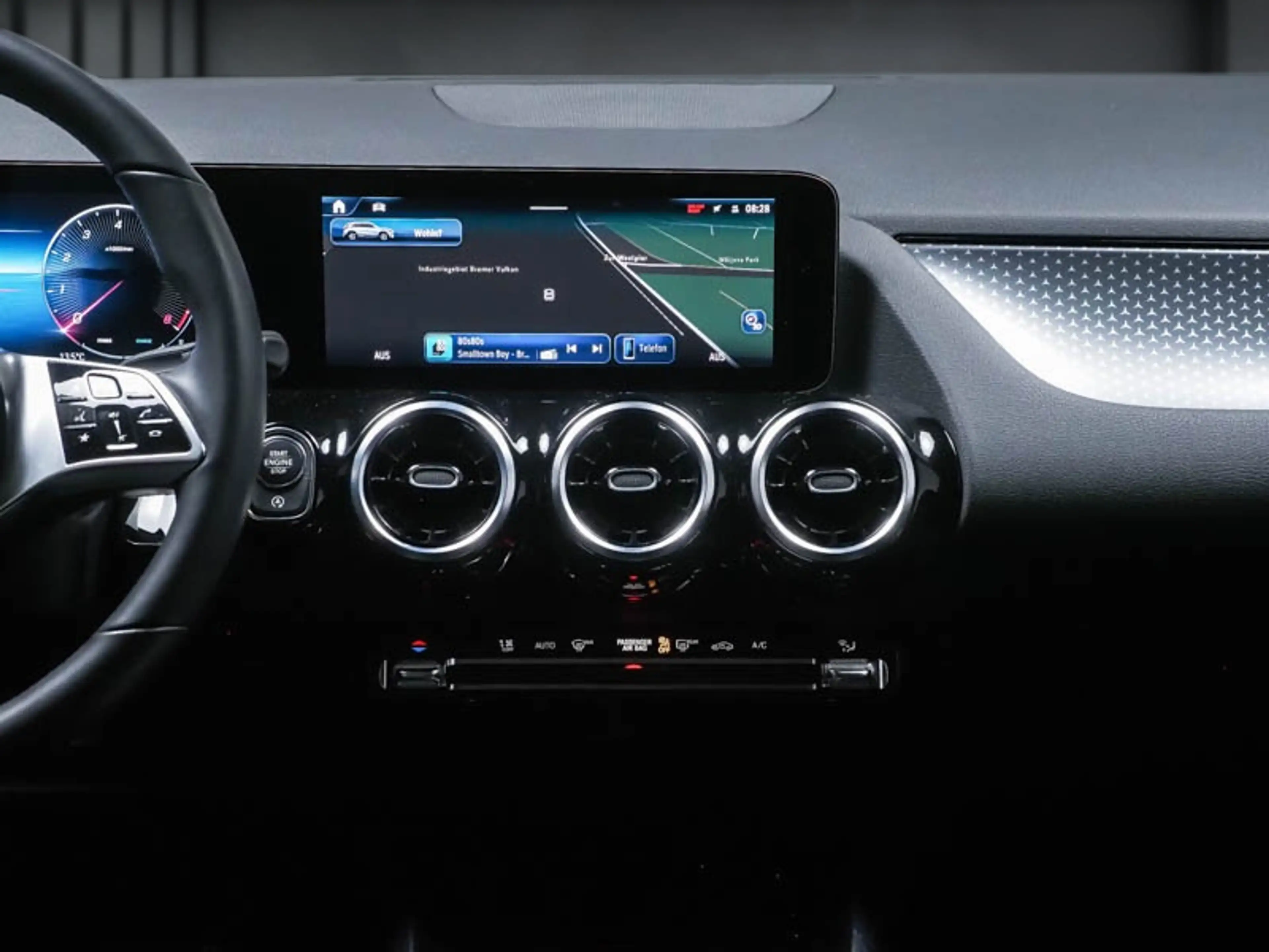 Mercedes-Benz GLA 180 PROGRESSIVE+NIGHT+AHK+CARPLAY+LED — photo 7