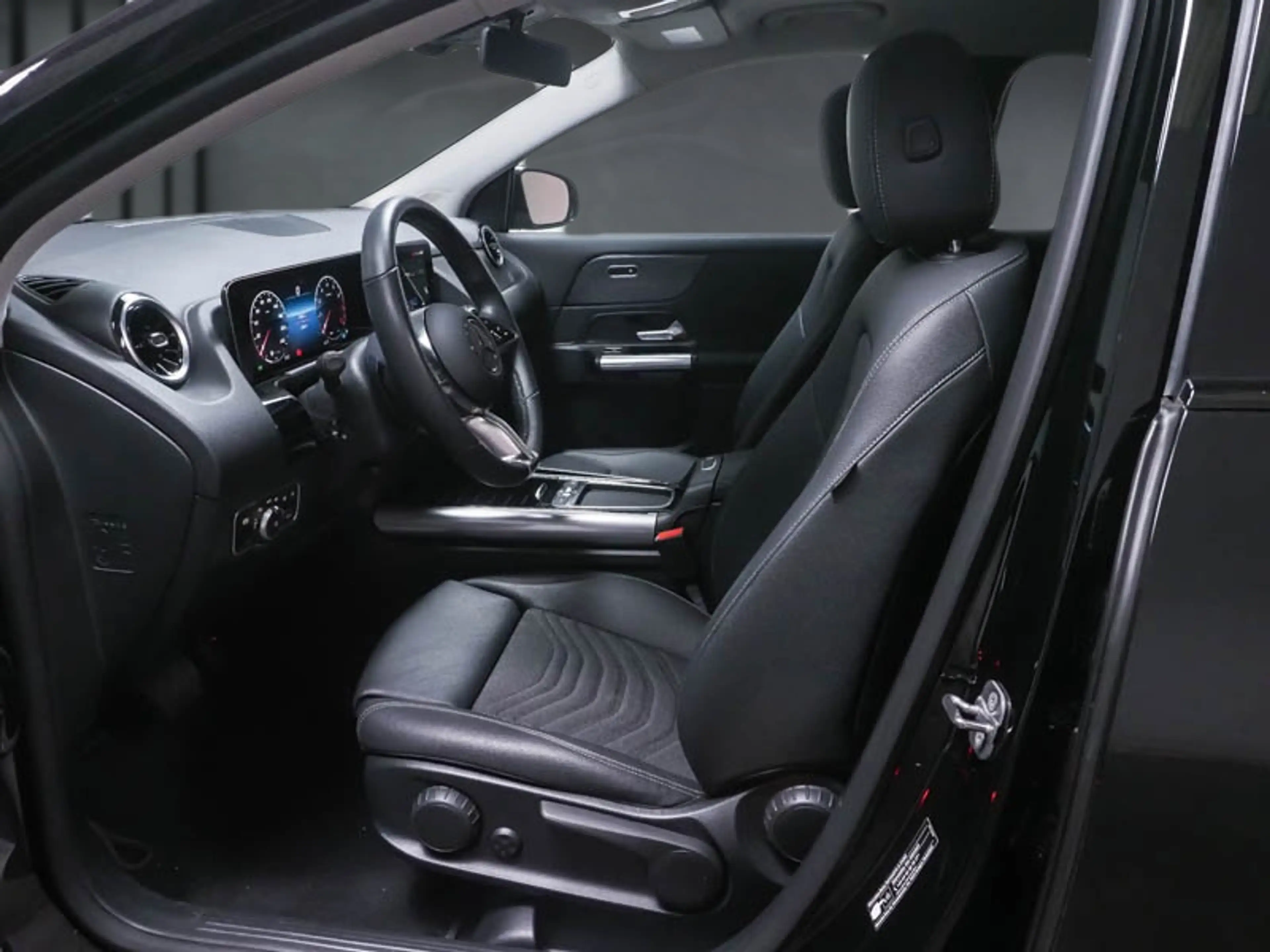 Mercedes-Benz GLA 180 PROGRESSIVE+NIGHT+AHK+CARPLAY+LED — photo 5