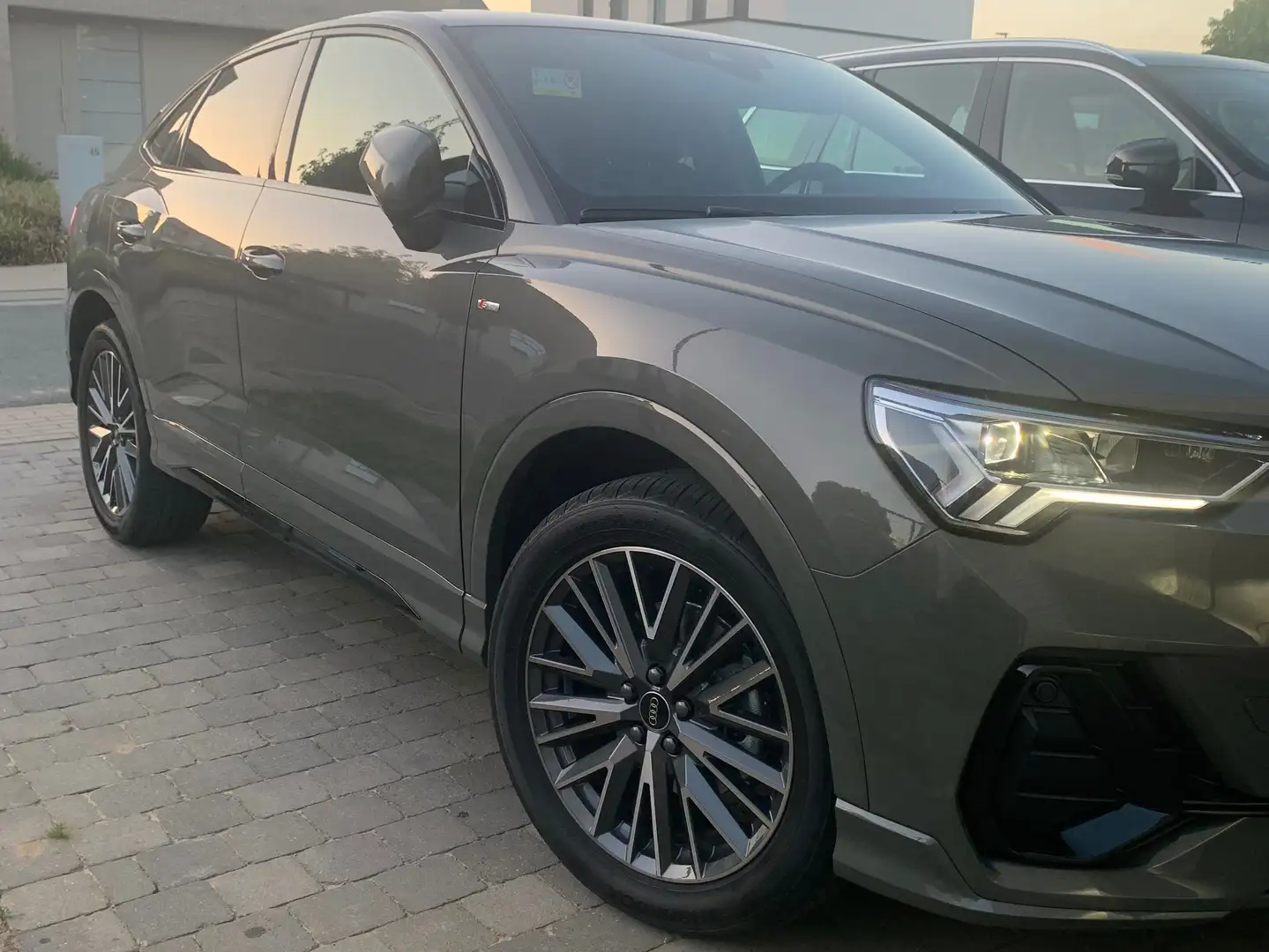 Audi Q3 Q3 35 TFSI S tronic S line Grijs - 2