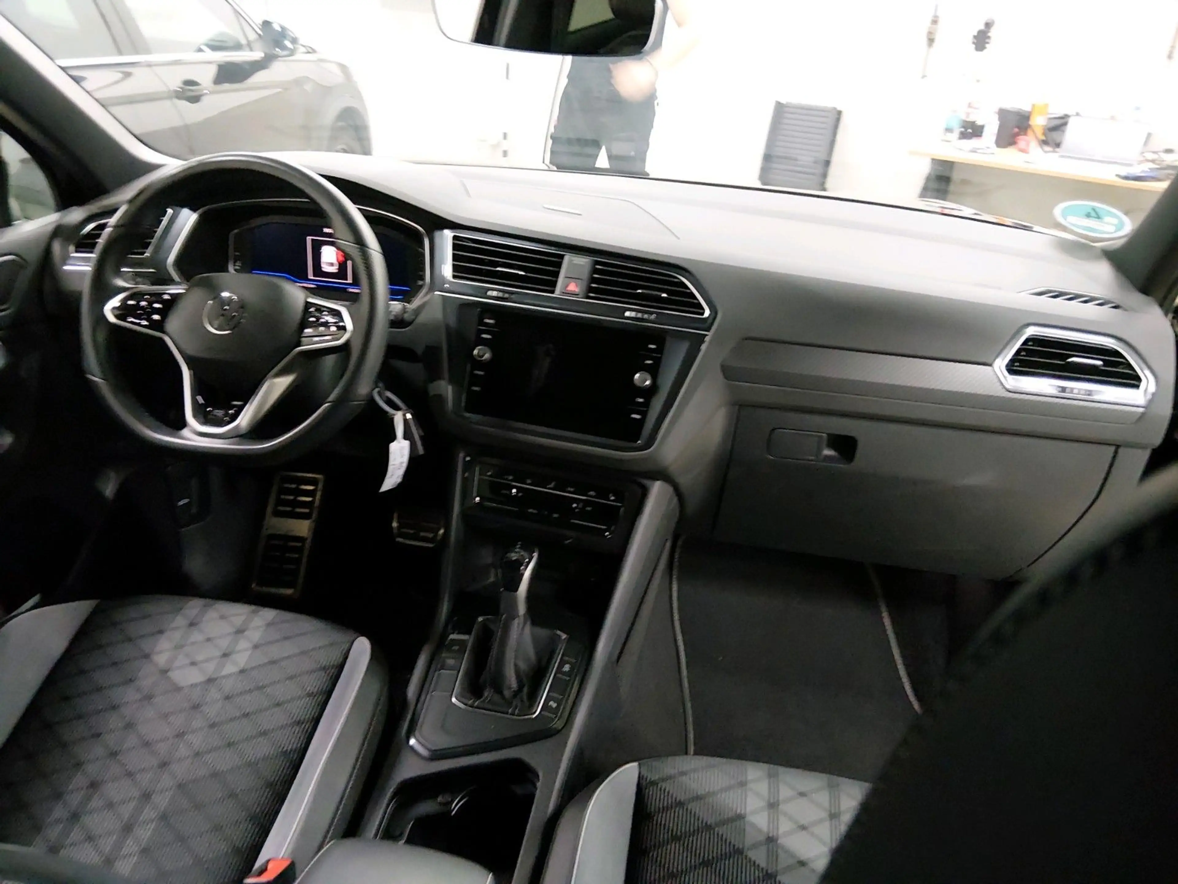 Volkswagen Tiguan R-Line — photo 8