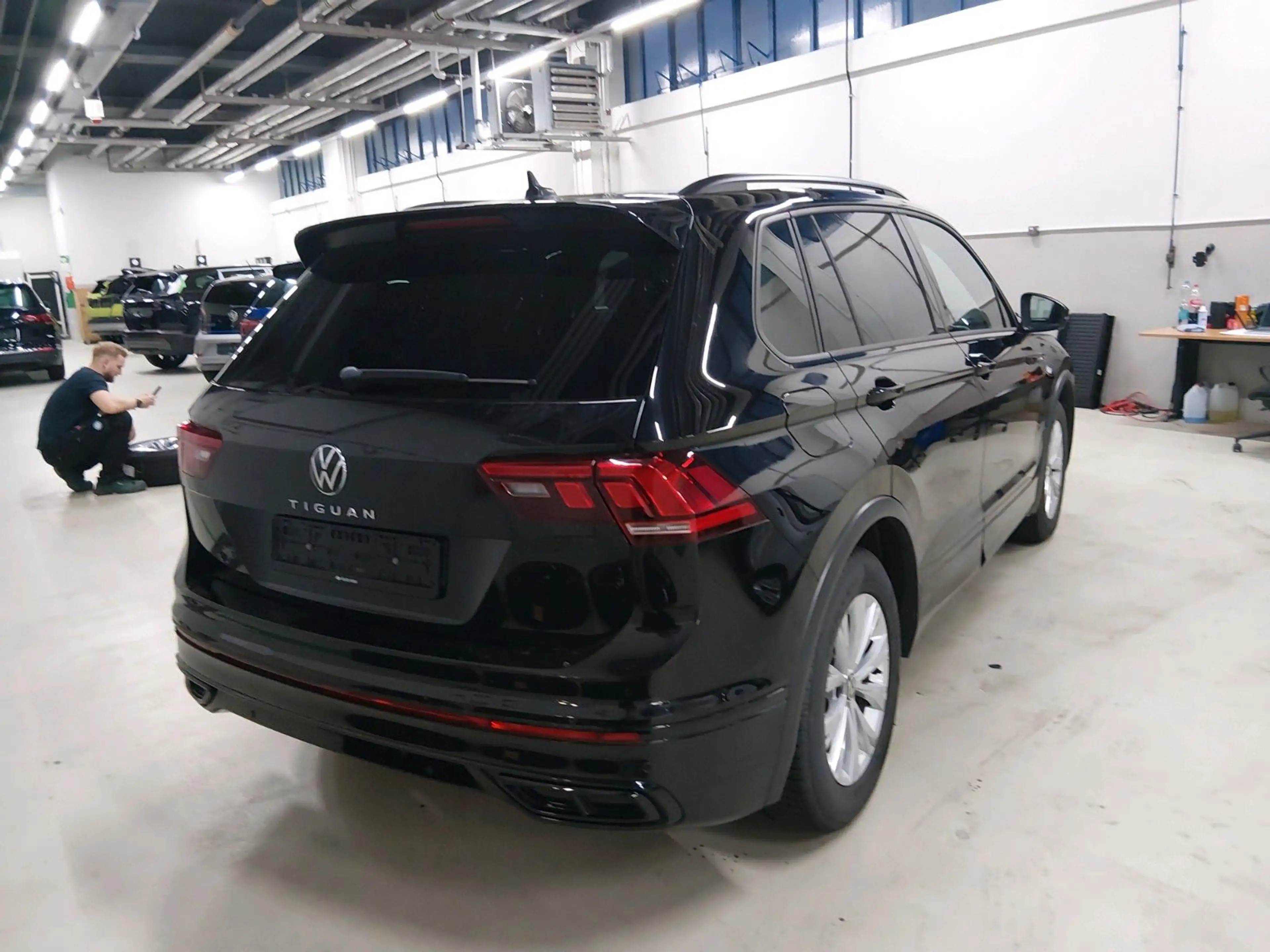 Volkswagen Tiguan R-Line — photo 2