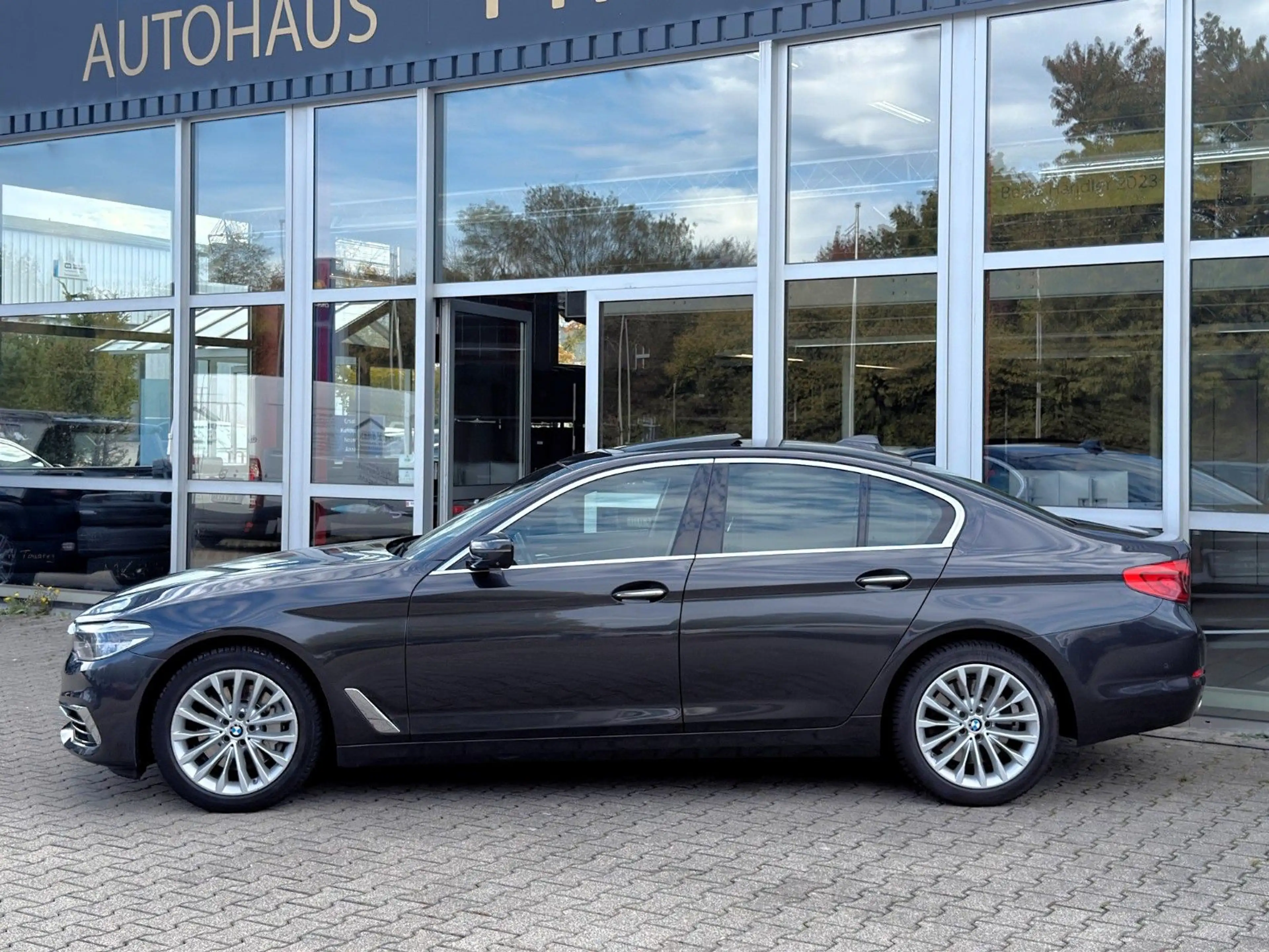 BMW 530 dLuxury LEDER+STNDH+GSHD+HUD+ACC+360+AdLED+19 — photo 7