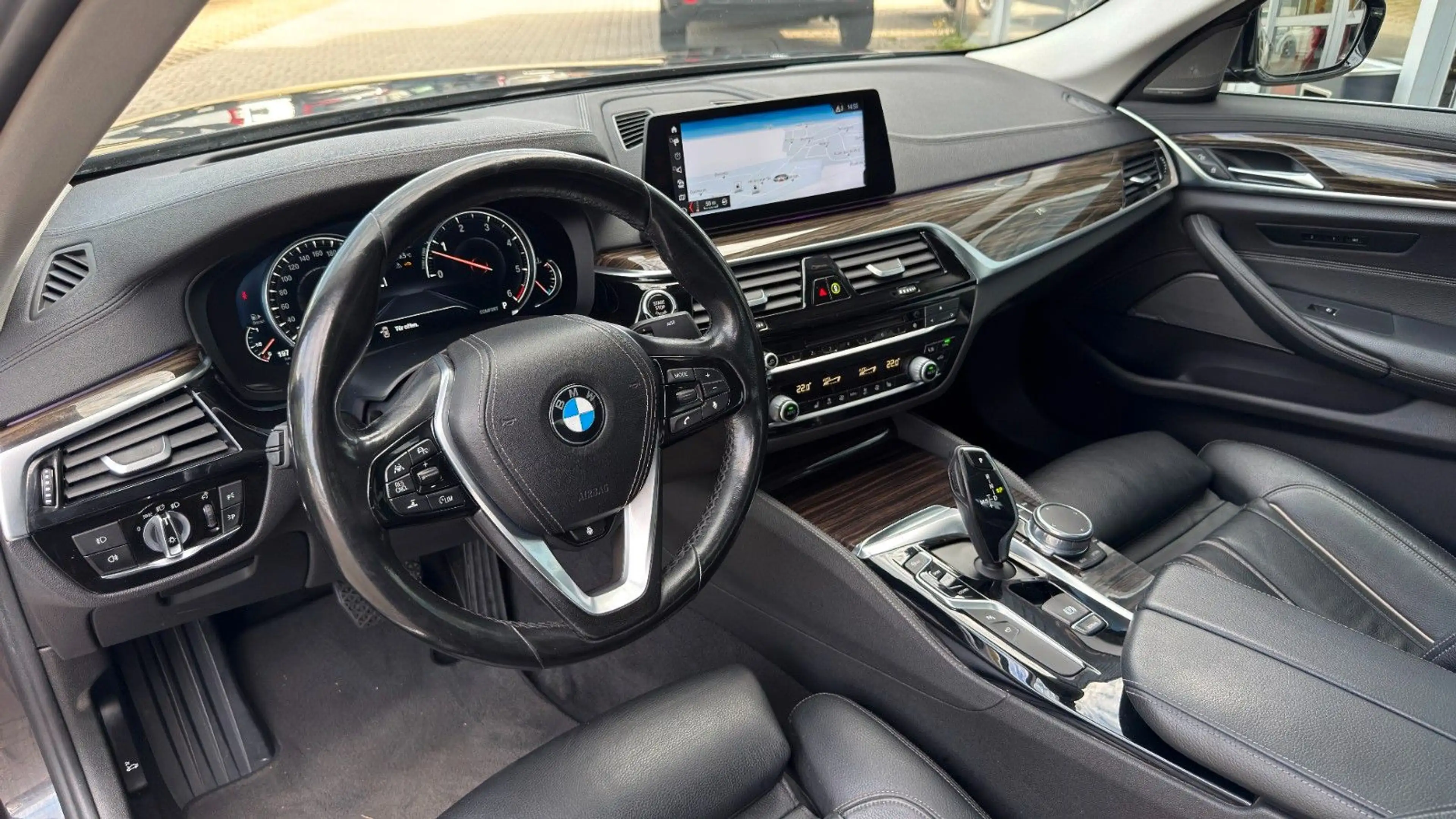 BMW 530 dLuxury LEDER+STNDH+GSHD+HUD+ACC+360+AdLED+19 — photo 9