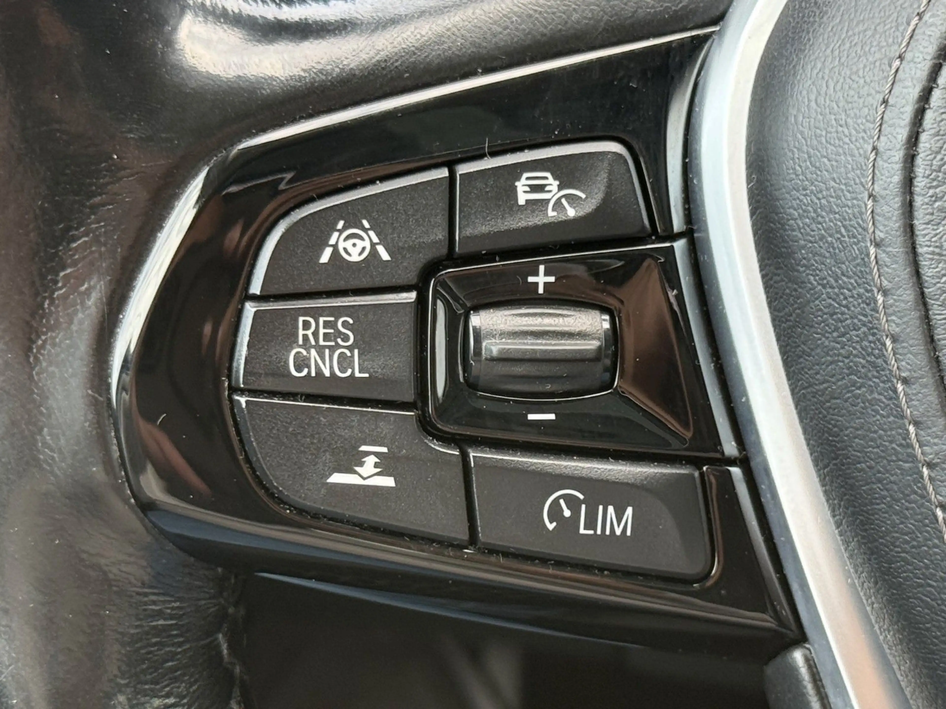 BMW 530 dLuxury LEDER+STNDH+GSHD+HUD+ACC+360+AdLED+19 — photo 23