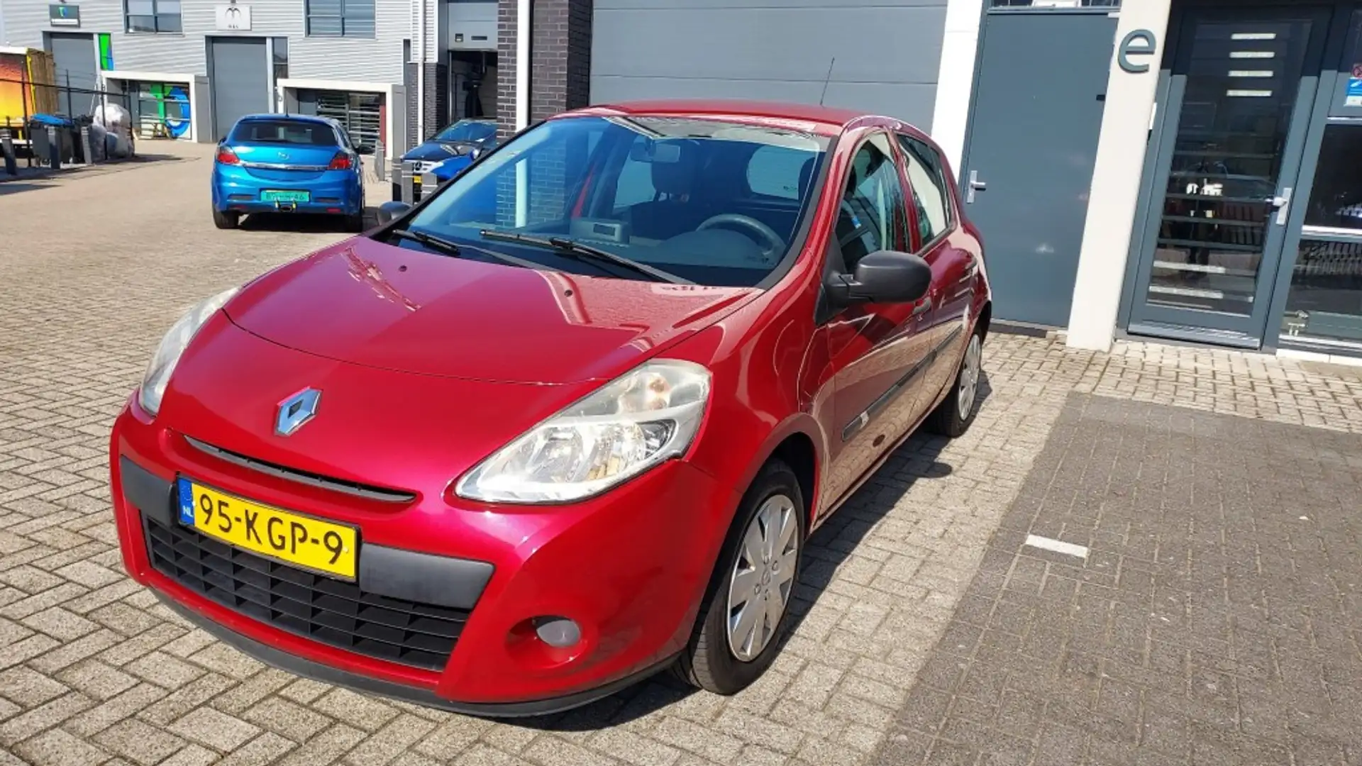 Renault Clio 1.2i 16V / Airco / Navigatie / Nieuwe APK Rood - 2