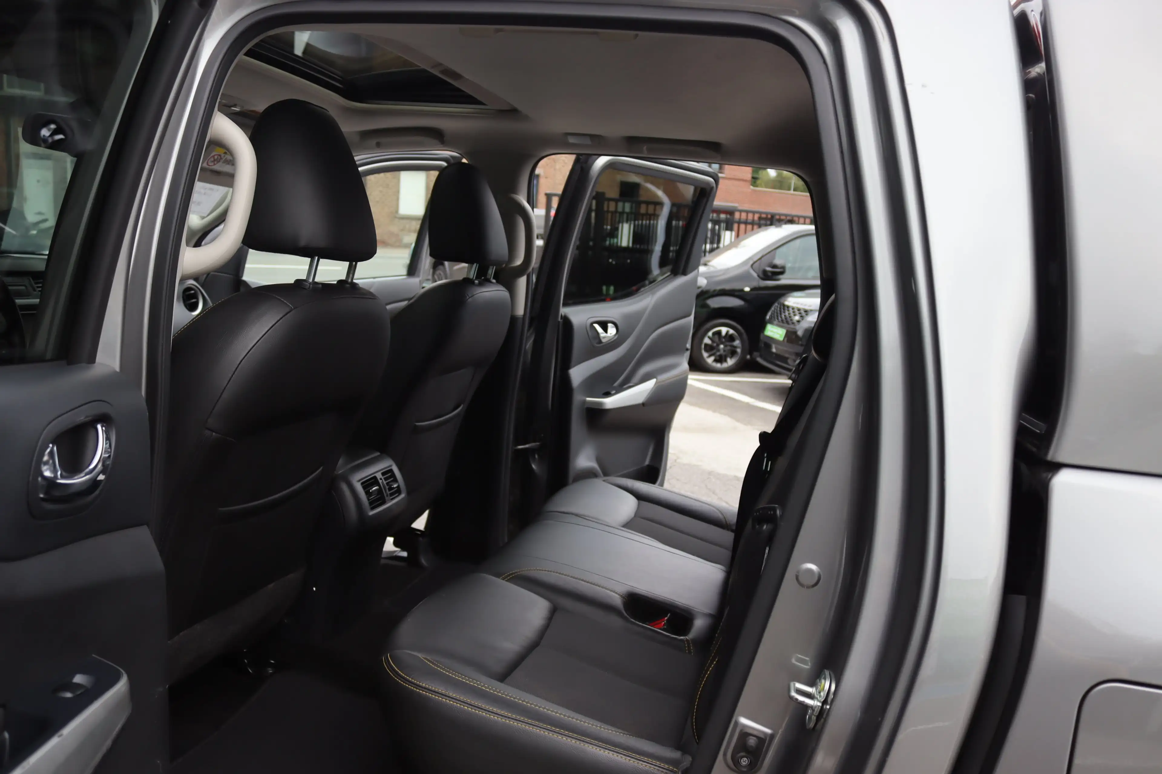 Nissan Navara N-GUARD 2.3DCi 190CV BOITE AUTO BLACK EDITION TVAC — photo 8