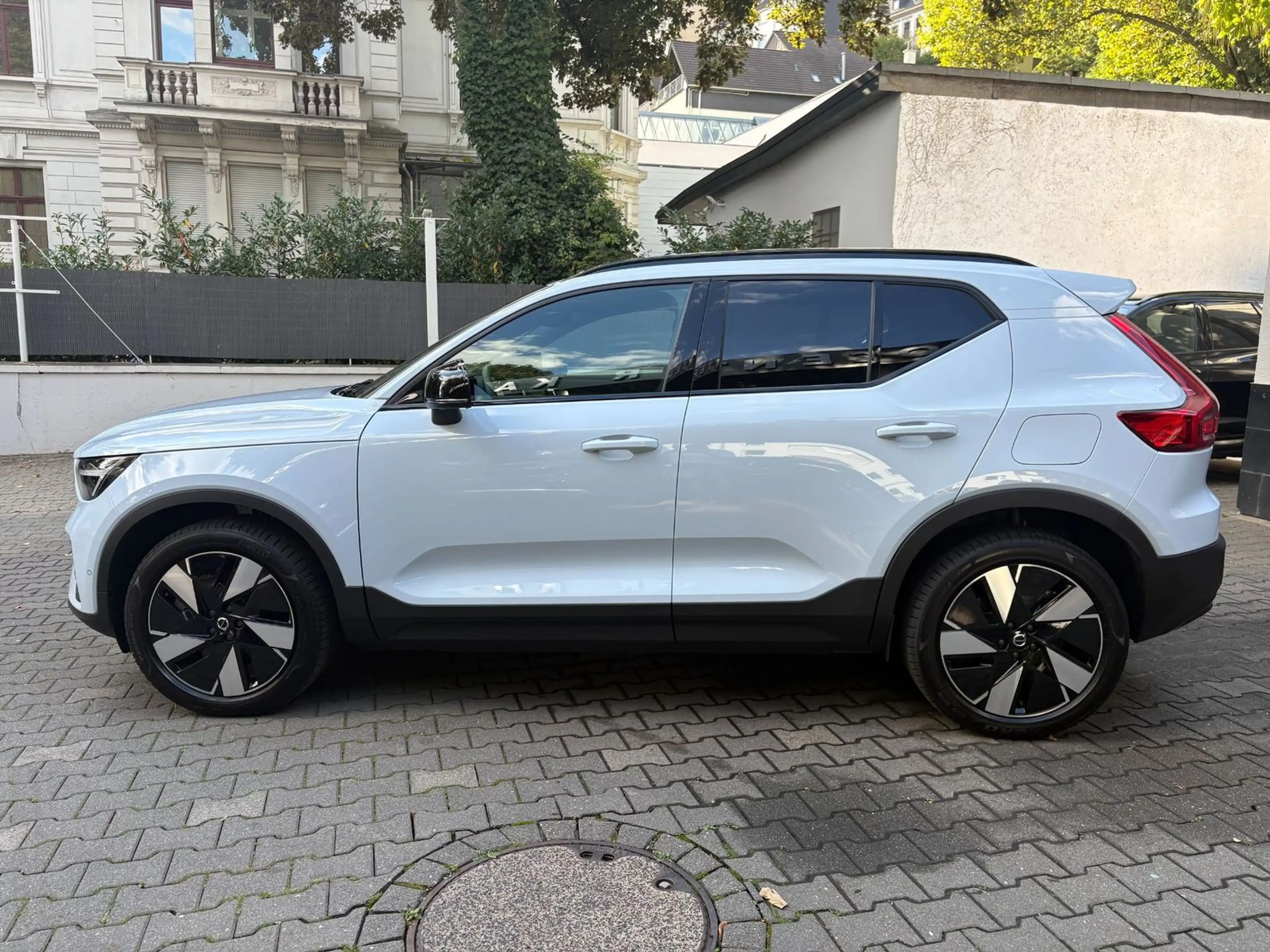 Volvo EX40 Twin Motor AWD Plus Dark 360 H&K CLOUD BLUE — photo 4