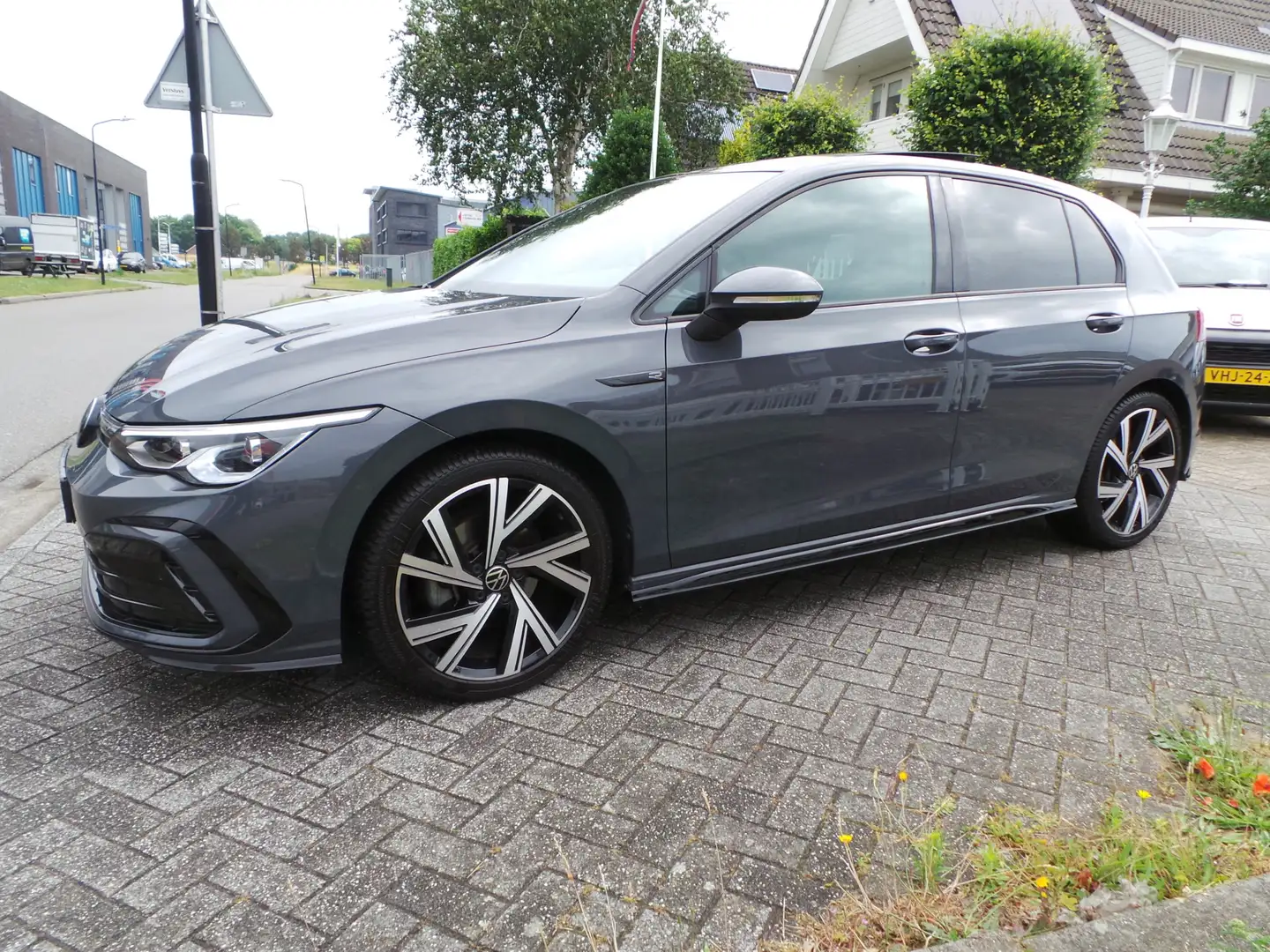 Volkswagen Golf 1.5 eTSI R-Line Pano,Dodehoek,Stoelverw Airco,Crui Grijs - 1