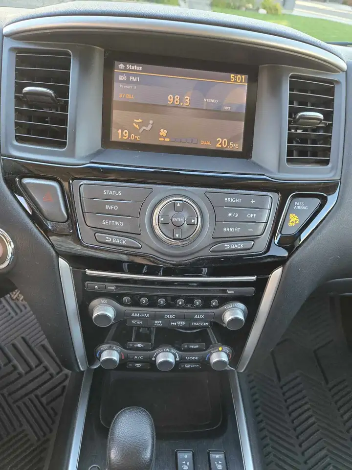 Nissan Pathfinder снимка Nissan Pathfinder