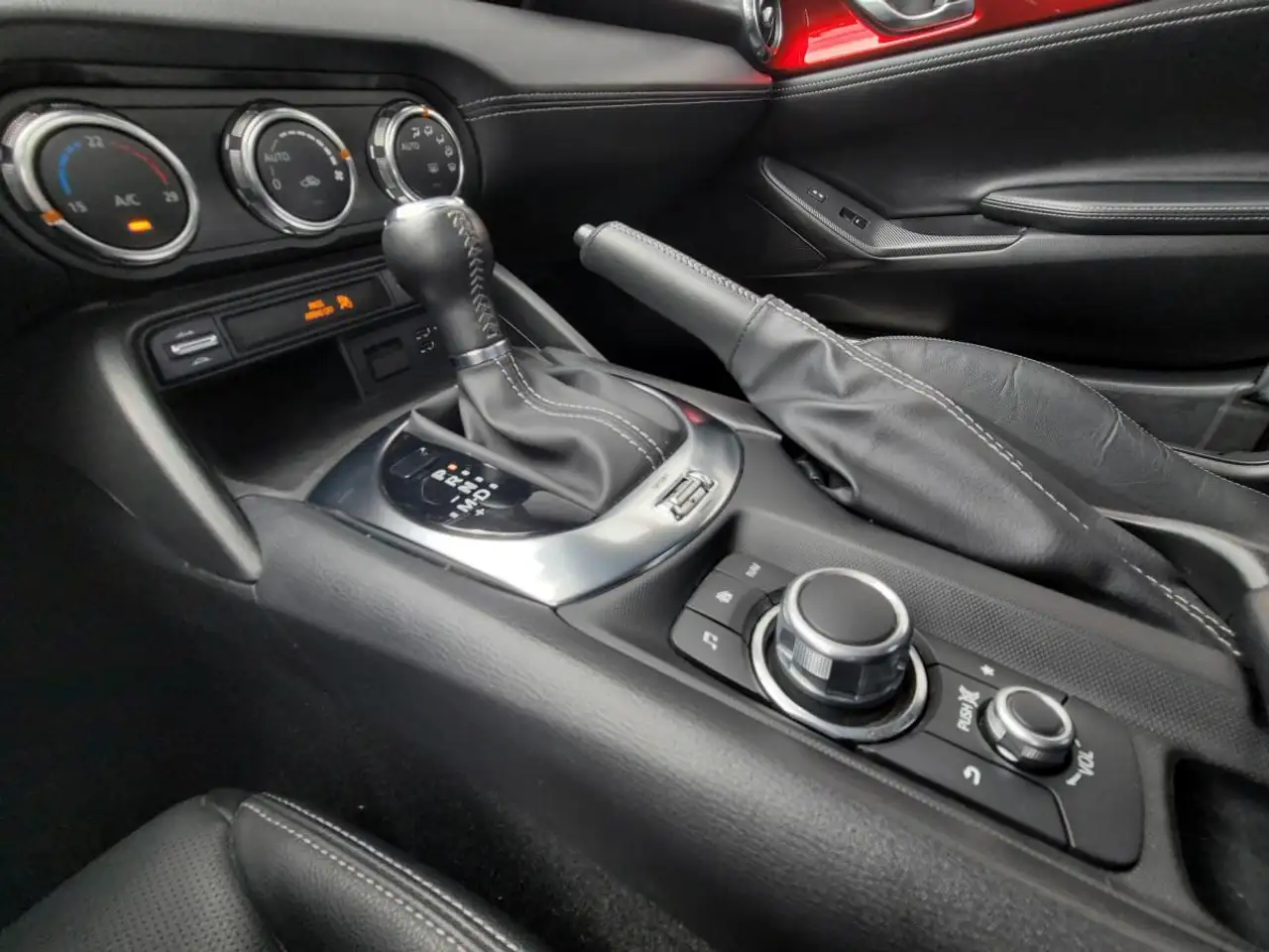 Mazda MX-5 Miata снимка Mazda MX-5 Miata