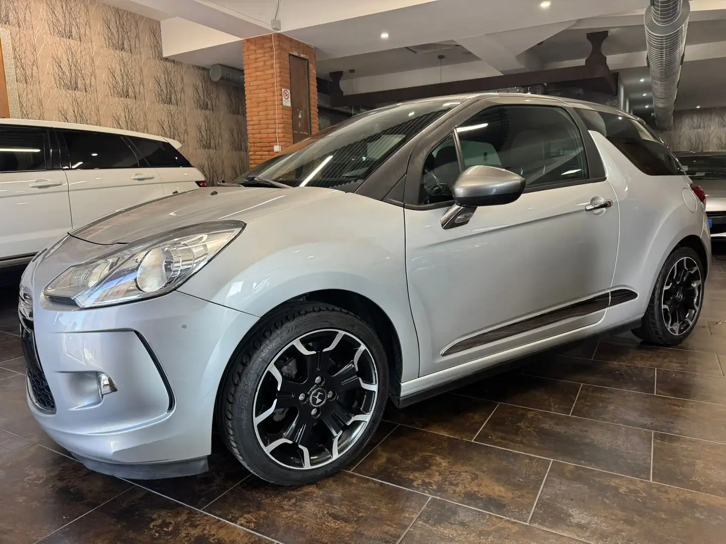Citroen DS3 DS3 1.4 hdi Chic 70cv Grijs - 1