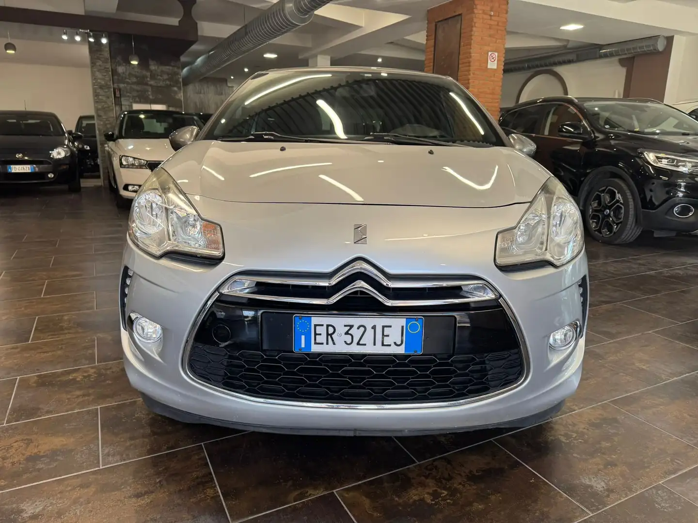 Citroen DS3 DS3 1.4 hdi Chic 70cv Grijs - 2
