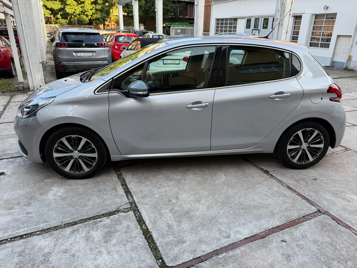 Peugeot 208 208 I 2015 5p 1.6 bluehdi GT Line 100cv Gris - 2
