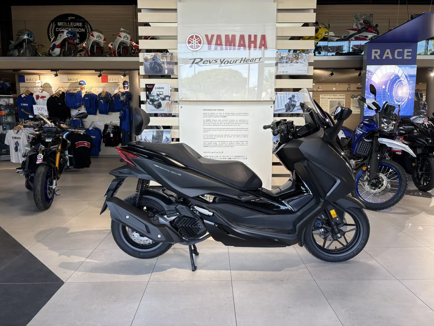 Honda Forza 125 Zwart - 1