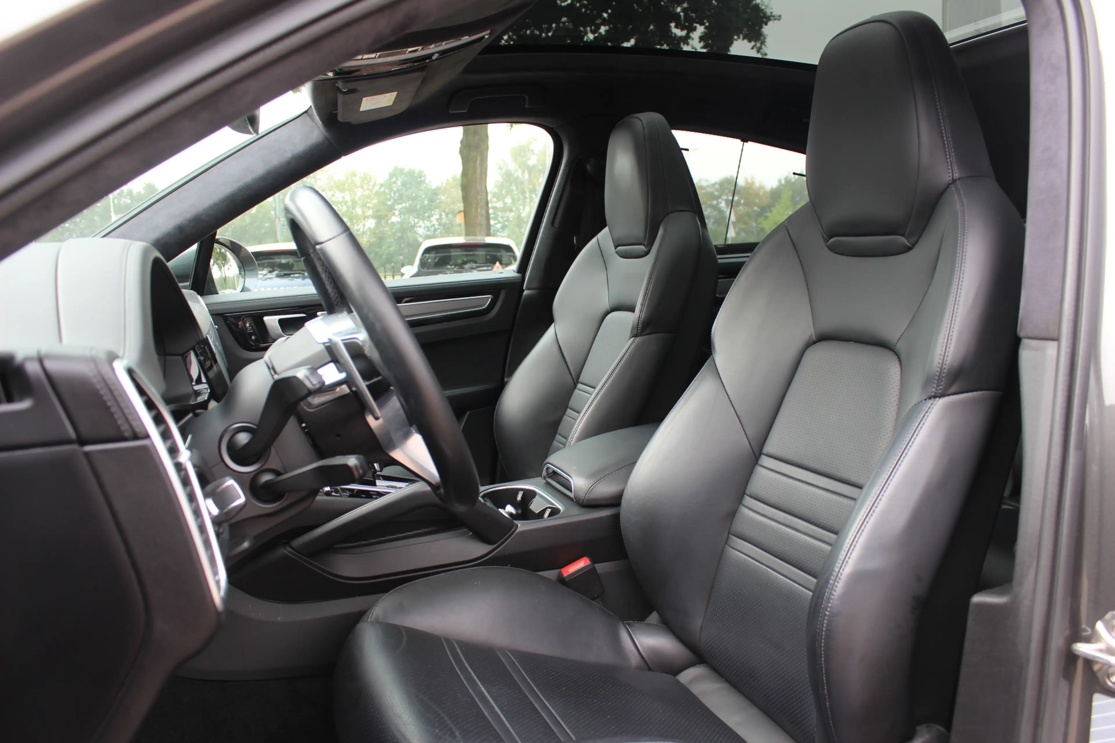 Porsche Cayenne Coupé 3.0 E-Hybrid / Trekhaak / Panoramadak / 360C — photo 4
