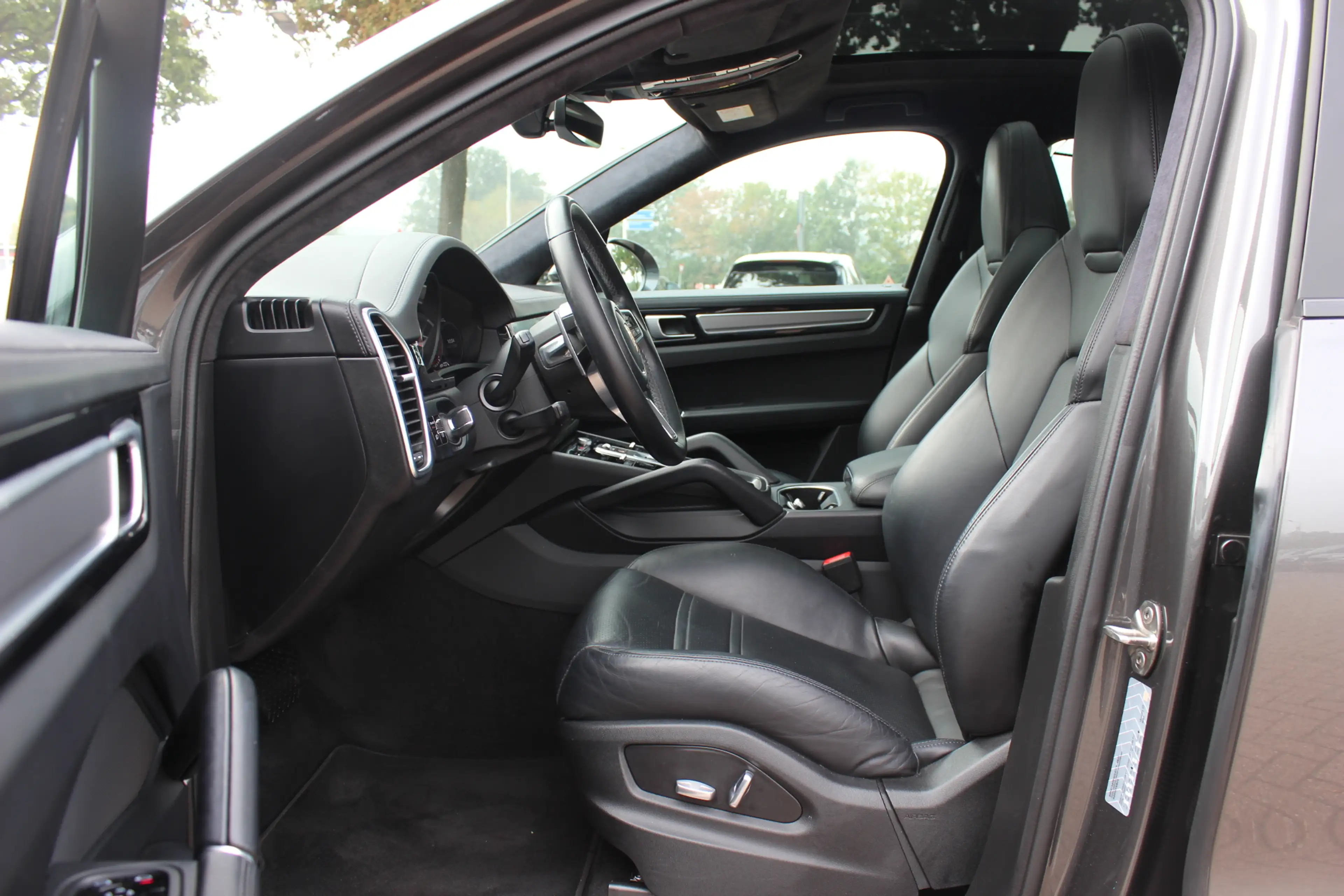 Porsche Cayenne Coupé 3.0 E-Hybrid / Trekhaak / Panoramadak / 360C — photo 10