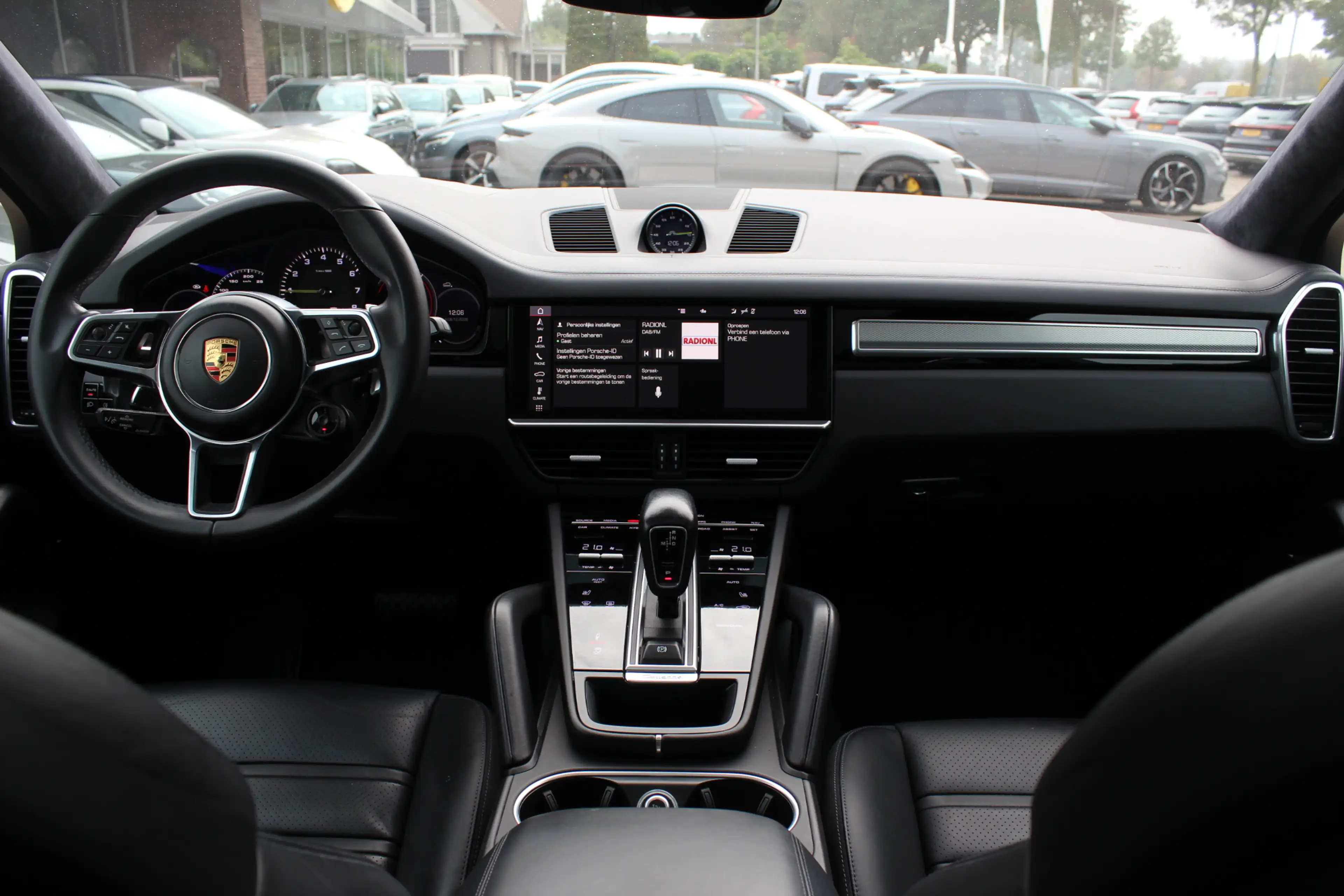 Porsche Cayenne Coupé 3.0 E-Hybrid / Trekhaak / Panoramadak / 360C — photo 2
