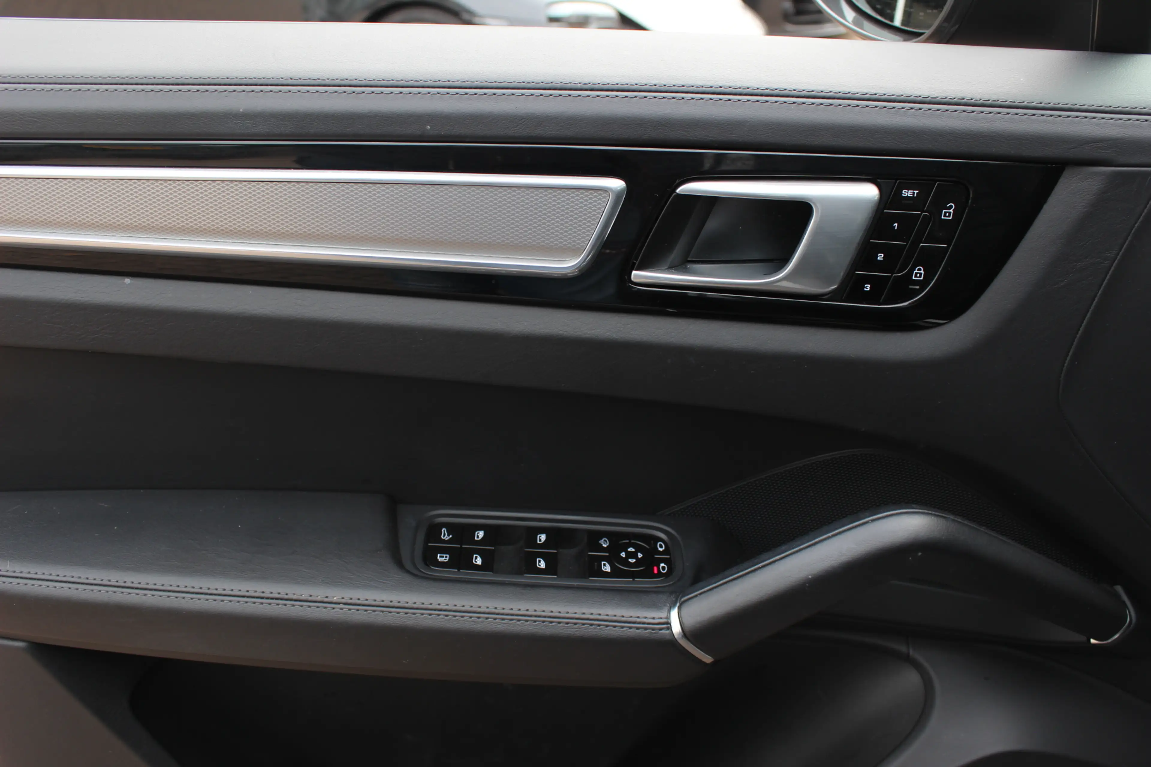 Porsche Cayenne Coupé 3.0 E-Hybrid / Trekhaak / Panoramadak / 360C — photo 37