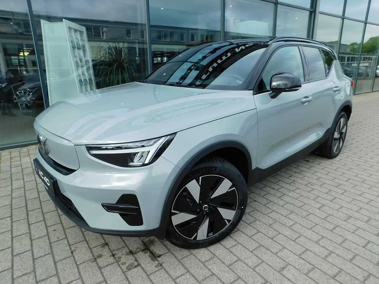 Volvo XC40 Pure Electric Recharge Twin Motor Plus Grijs - 1