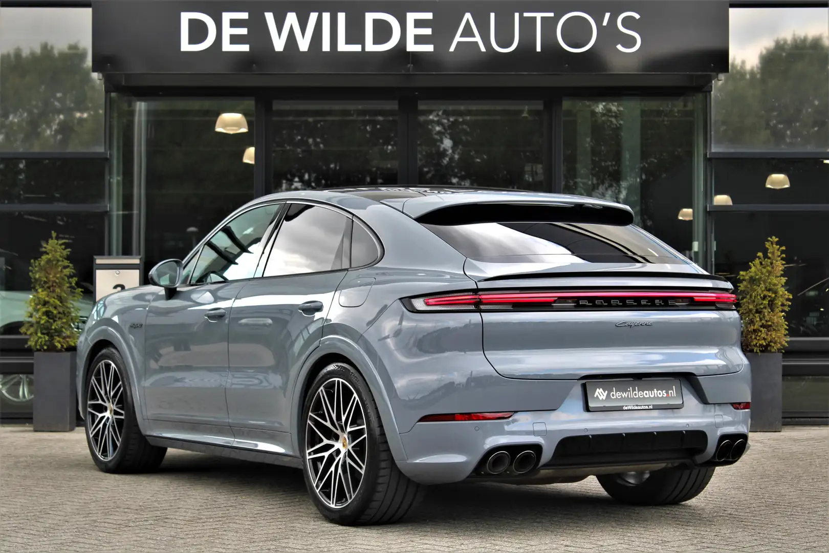 Porsche Cayenne Coupé 3.0 E-Hybrid SportDesign 470pk Pano Sportuit Grijs - 2