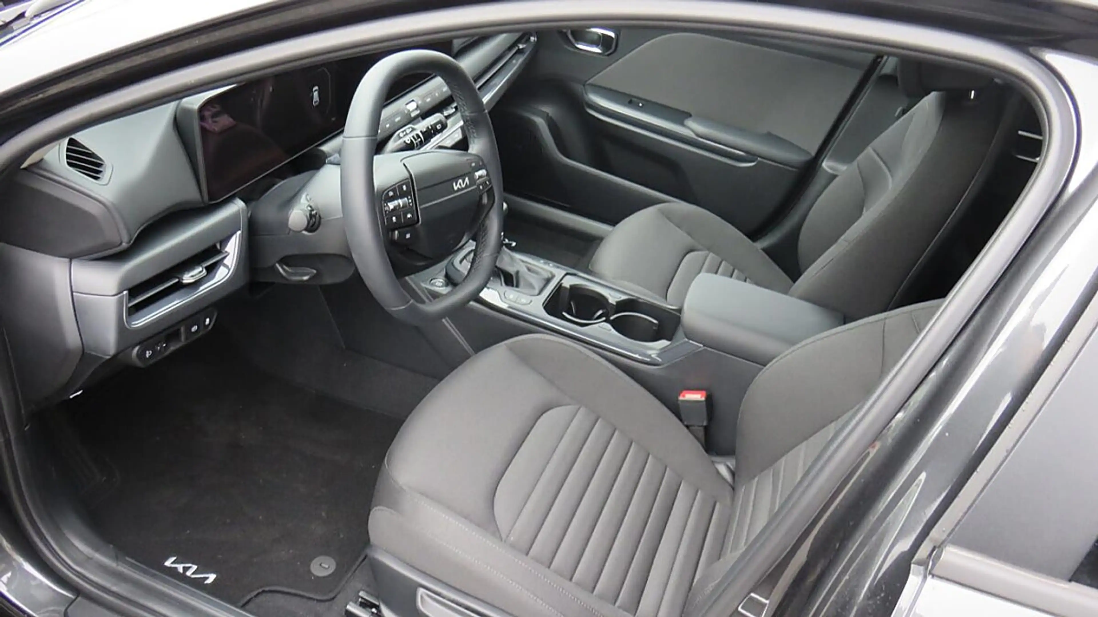 Kia K4 HB Silber 1,0 TGDI DCT7 48V 115PS — photo 15